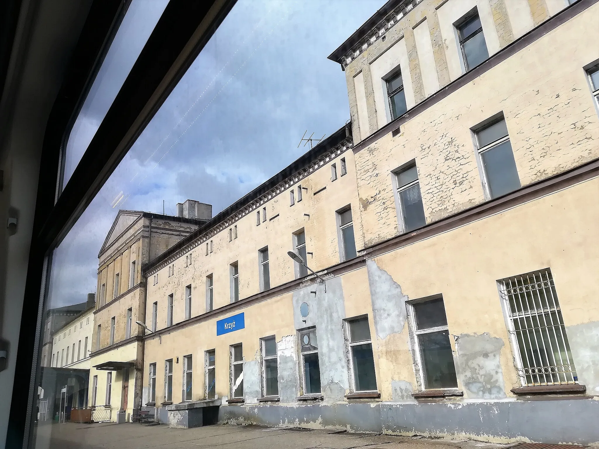 Photo showing: Stacja w Krzyżu z okna pociągu.