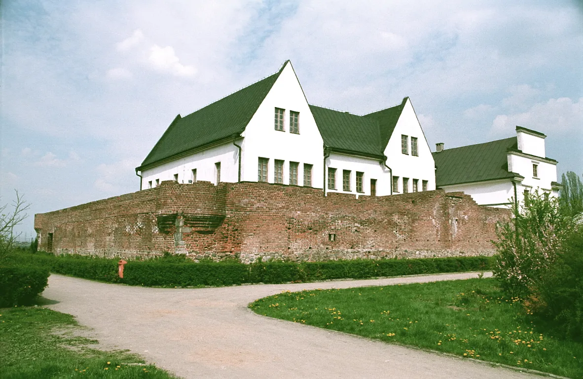 Photo showing: Gosławice, mury zamkowe