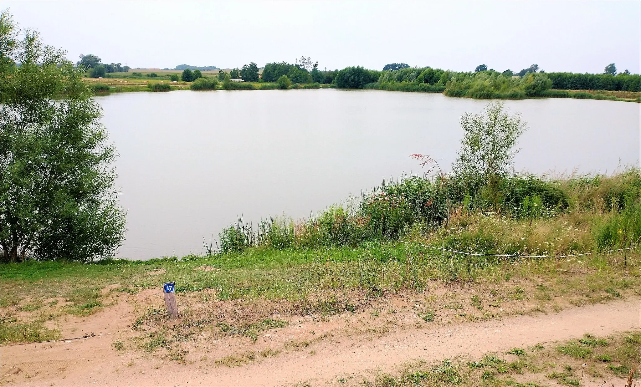 Photo showing: Staw pożwirowy (łowisko karpiowe) w Leśniewie, gm. Łubowo.