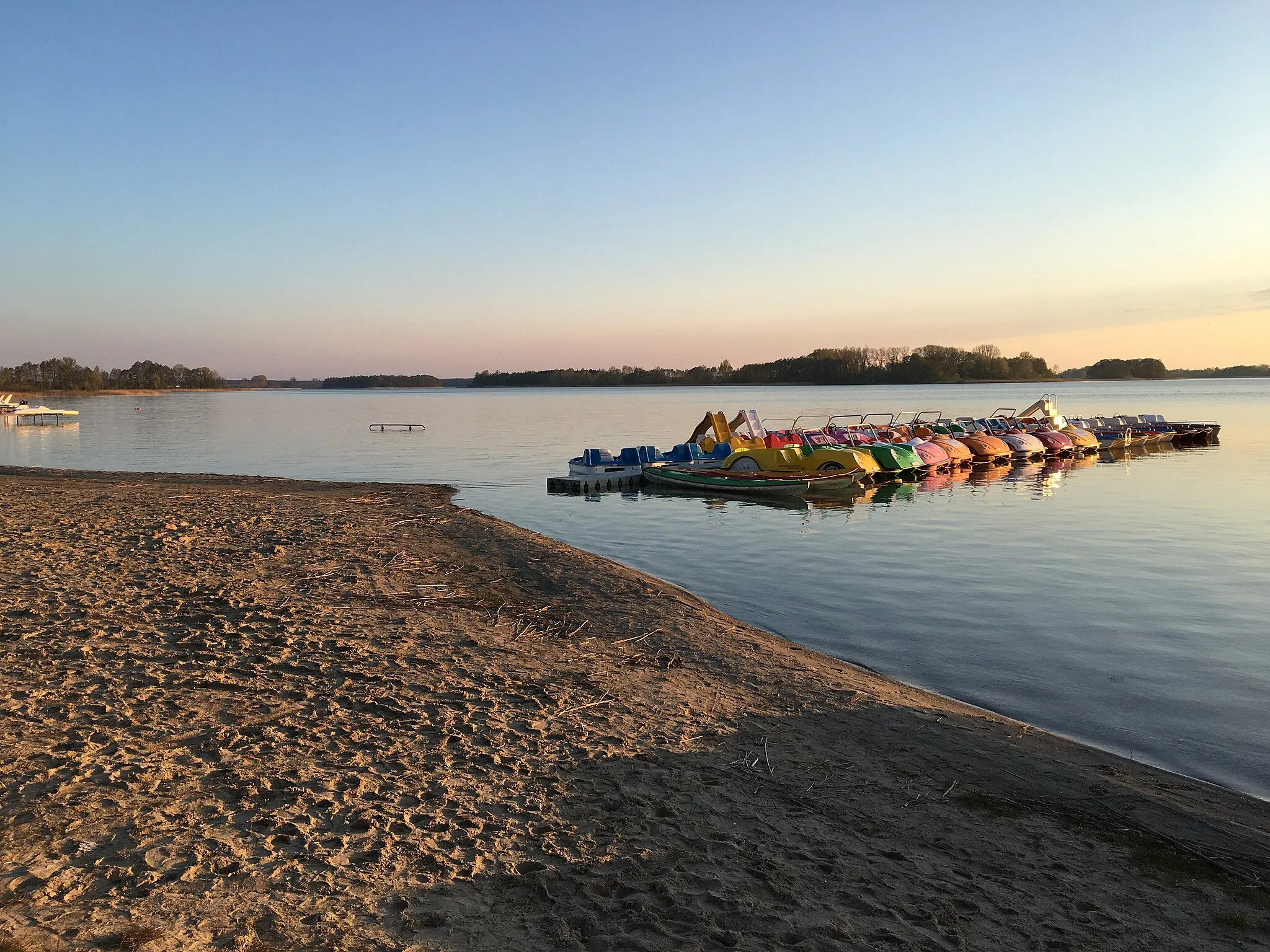 Photo showing: Plaża, jezioro i rowerki wodne na jeziorze w Skorzęcinie