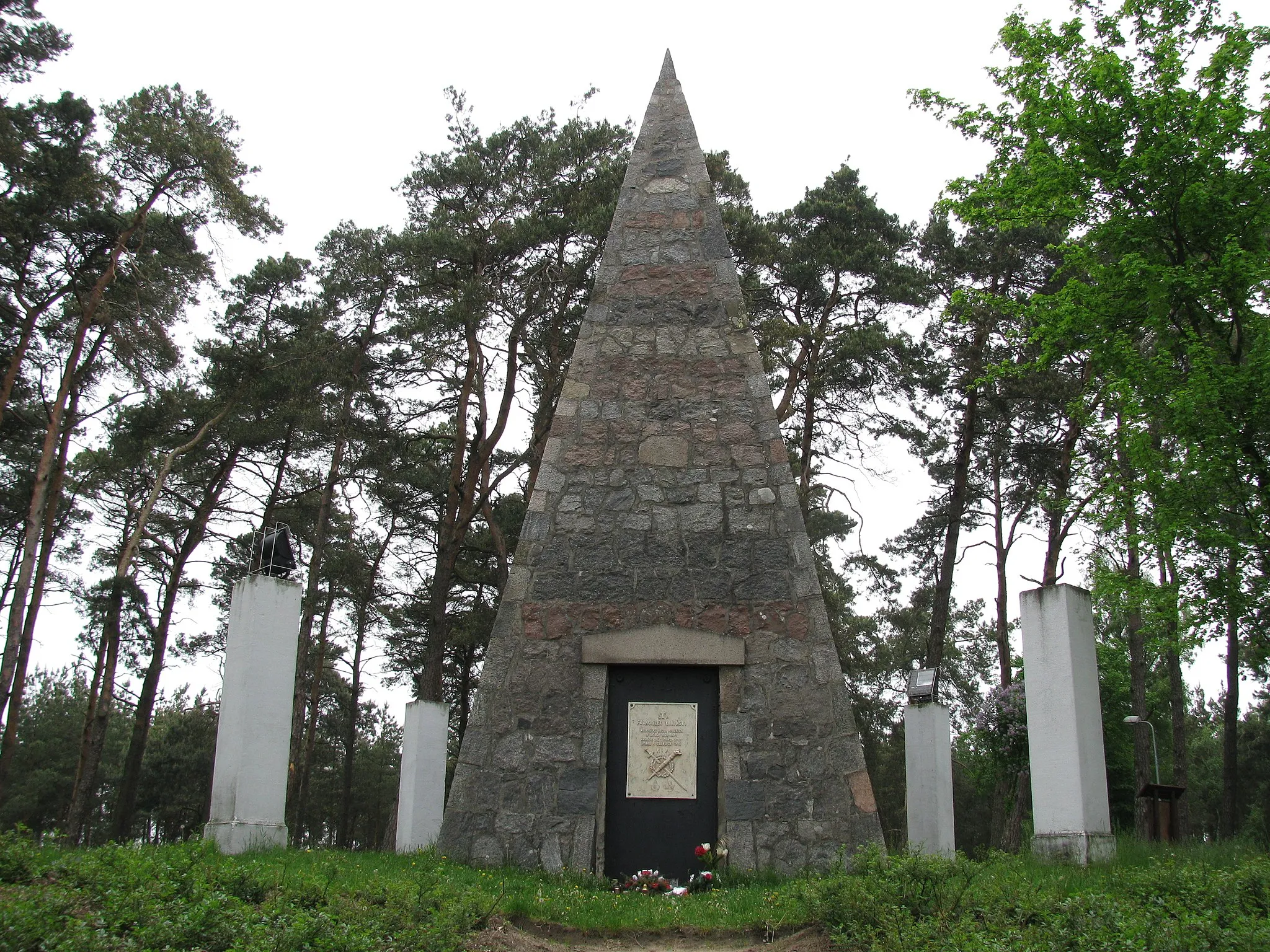 Photo showing: Łaziska - grobowiec Franciszka Łakińskiego z kolumną z 1. połowy XIX w
This is a photo of an object of cultural heritage inscribed in the registry of the Greater Poland Voivodeship with number A-438.