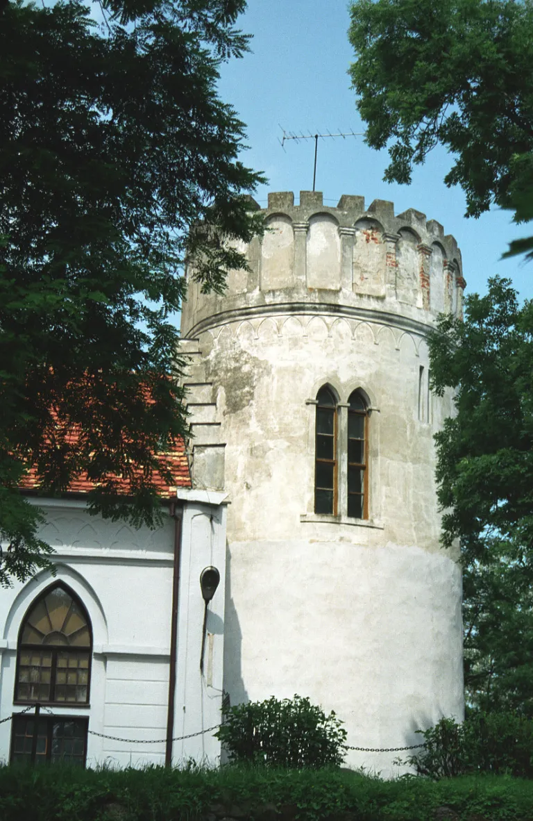 Photo showing: Przedecz, wieża zamkowa, wbudowana w kościół