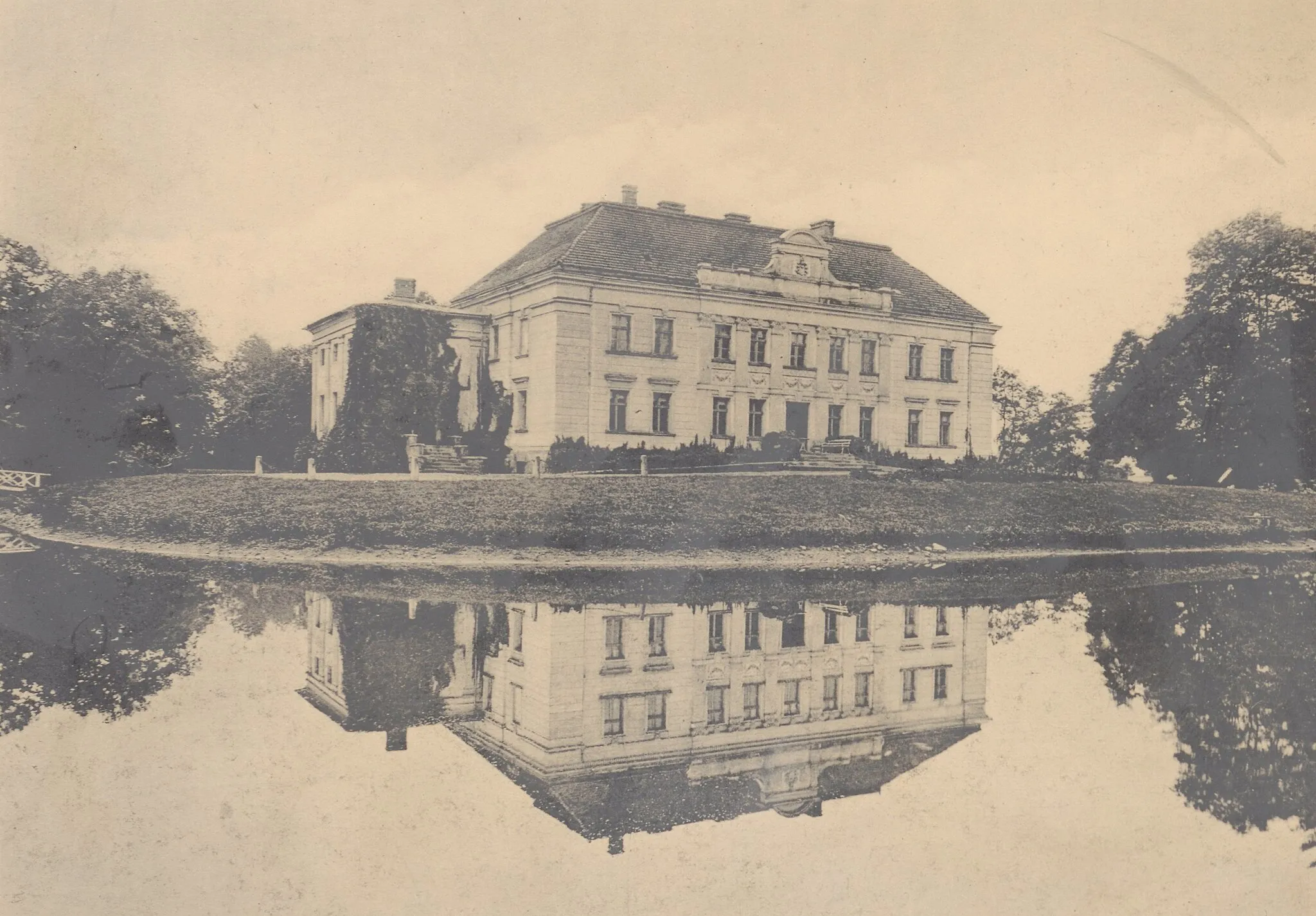 Photo showing: Adres wydawniczy: Poznań : L. Durczykiewicz w Czempiniu, 1912 (Poznań : "Praca") Opis fizyczny: 42 s., [121] s. fot. ; 36 cm