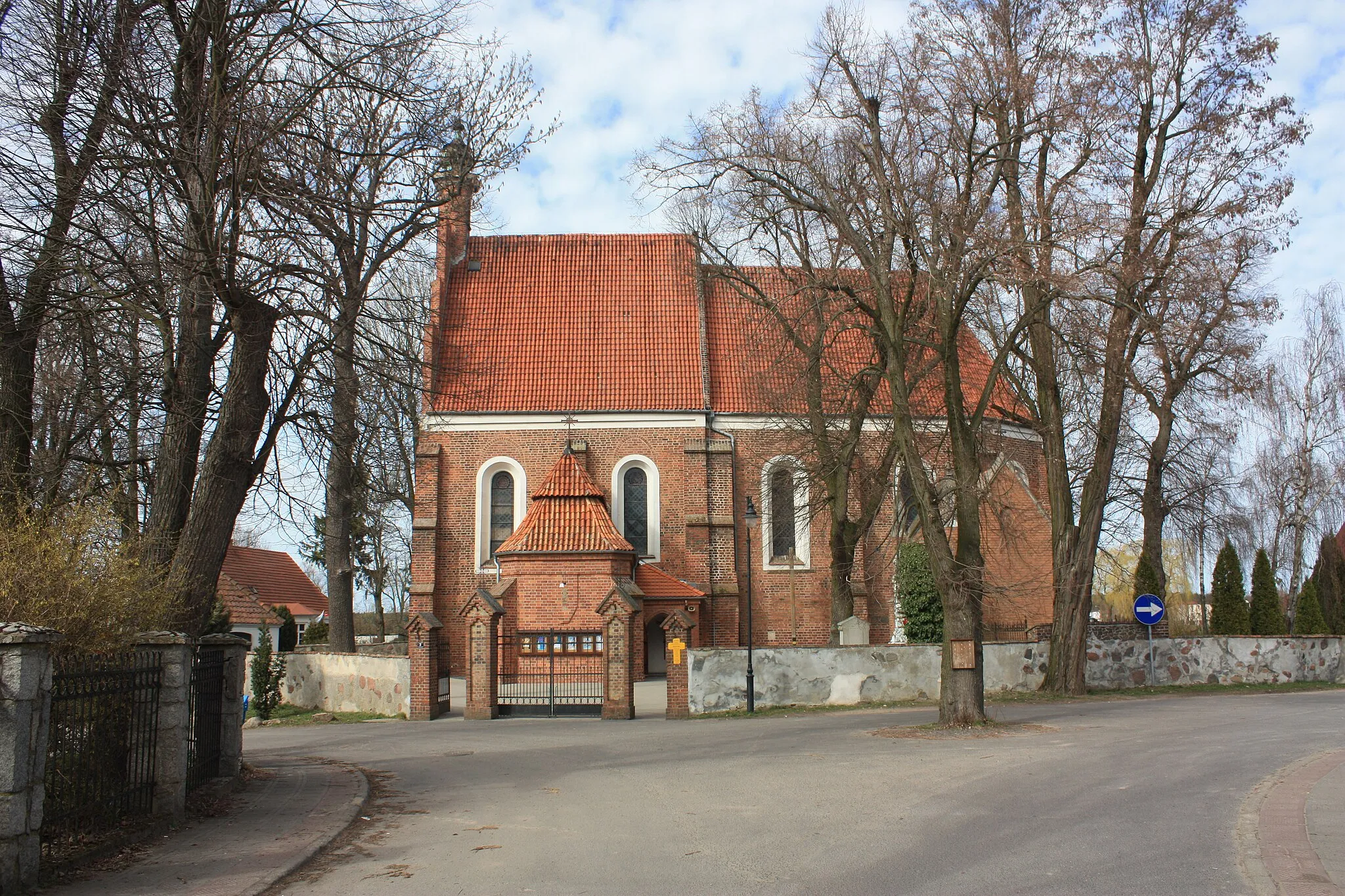 Photo showing: Kościół Narodzenia NMP w Kaźmierzu. Widok od południa (ul. Kościelna).