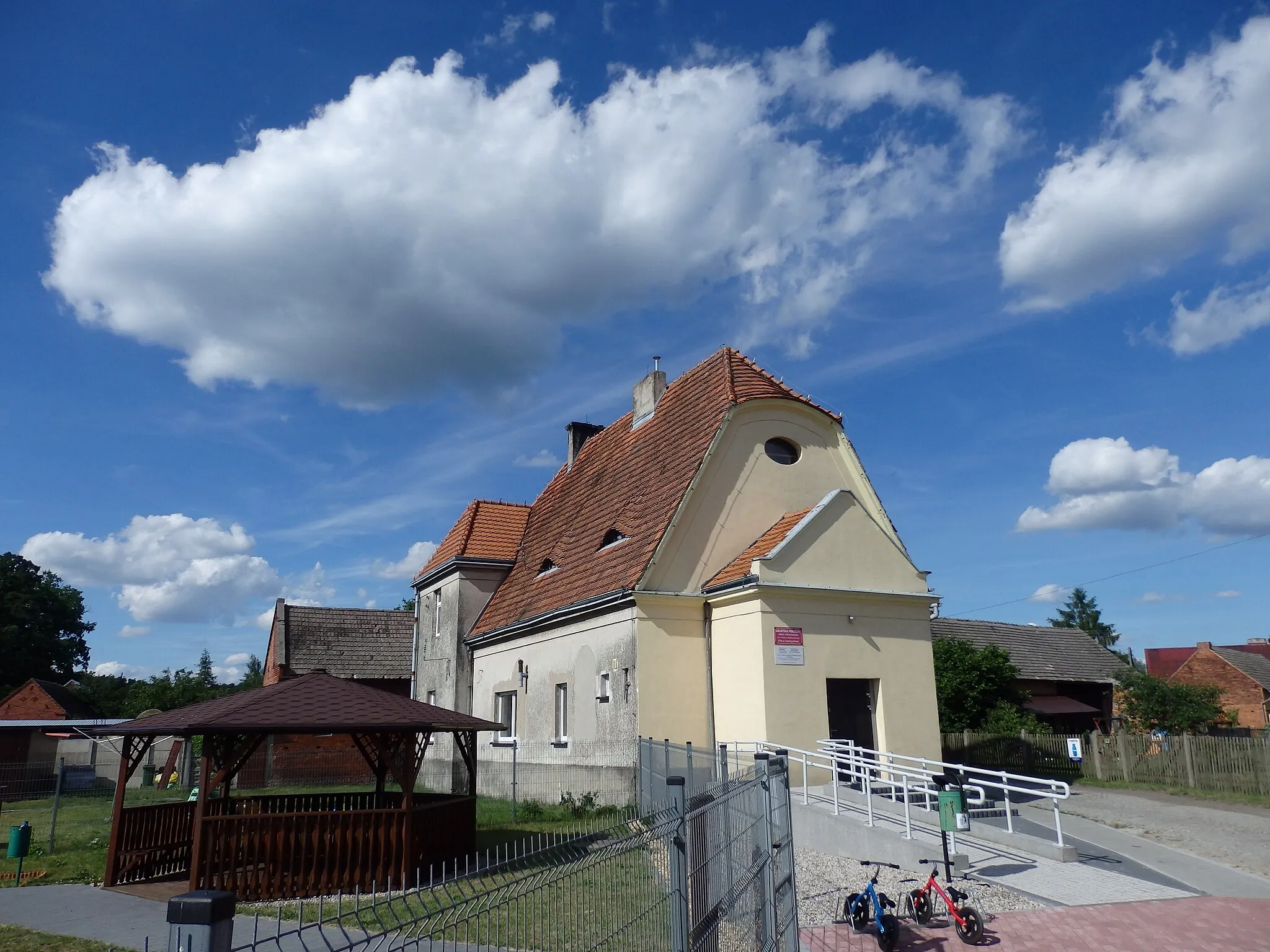 Photo showing: Dawna Kaplica baptystyczna w Czarnymlesie. Obecnie biblioteka