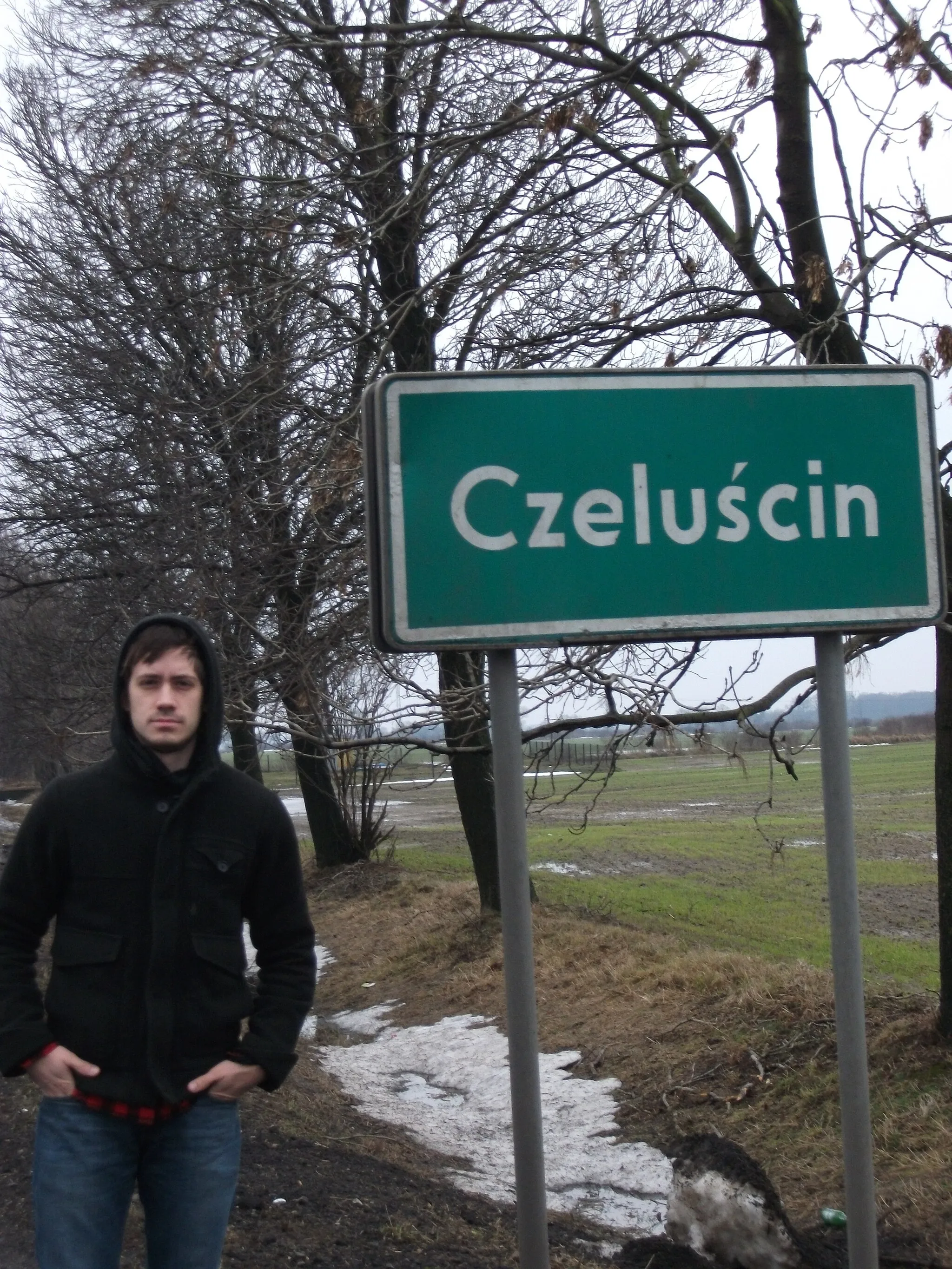 Photo showing: Jacob Czelusta near a sign entering the village of Czeluścin, Poland.