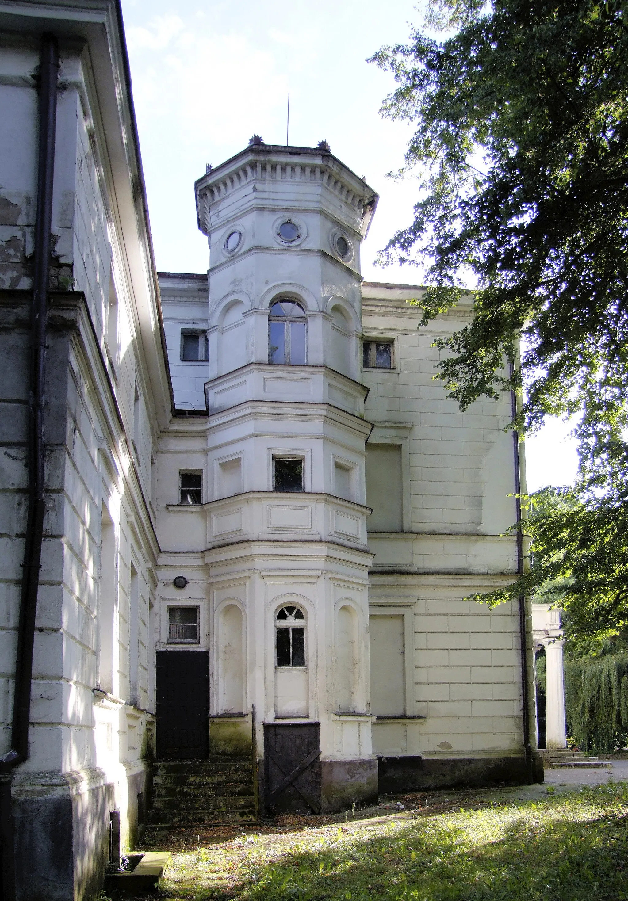 Photo showing: Rakoniewice - zespół pałacowy: pałac z 1830, 1897-98, 3 budynki gospodarcze z połowy XIX w. (zabytek nr 329/A)