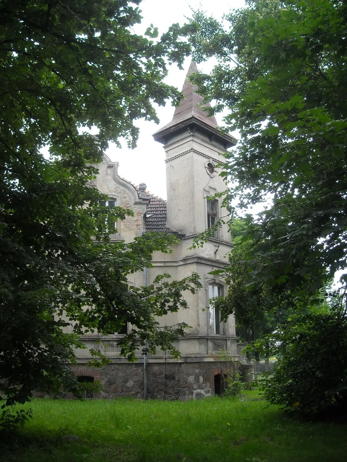 Photo showing: zespół dworski: dwór z 1906 r., oficyna z 1907 r., stajnia z 1907 r., park z 2. połowy XIX w.
Radłowo, Strzałkowo