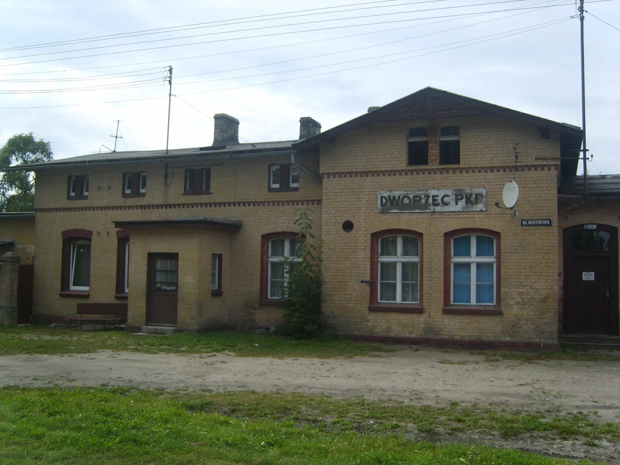 Photo showing: Budynek dworca w Zakrzewie.