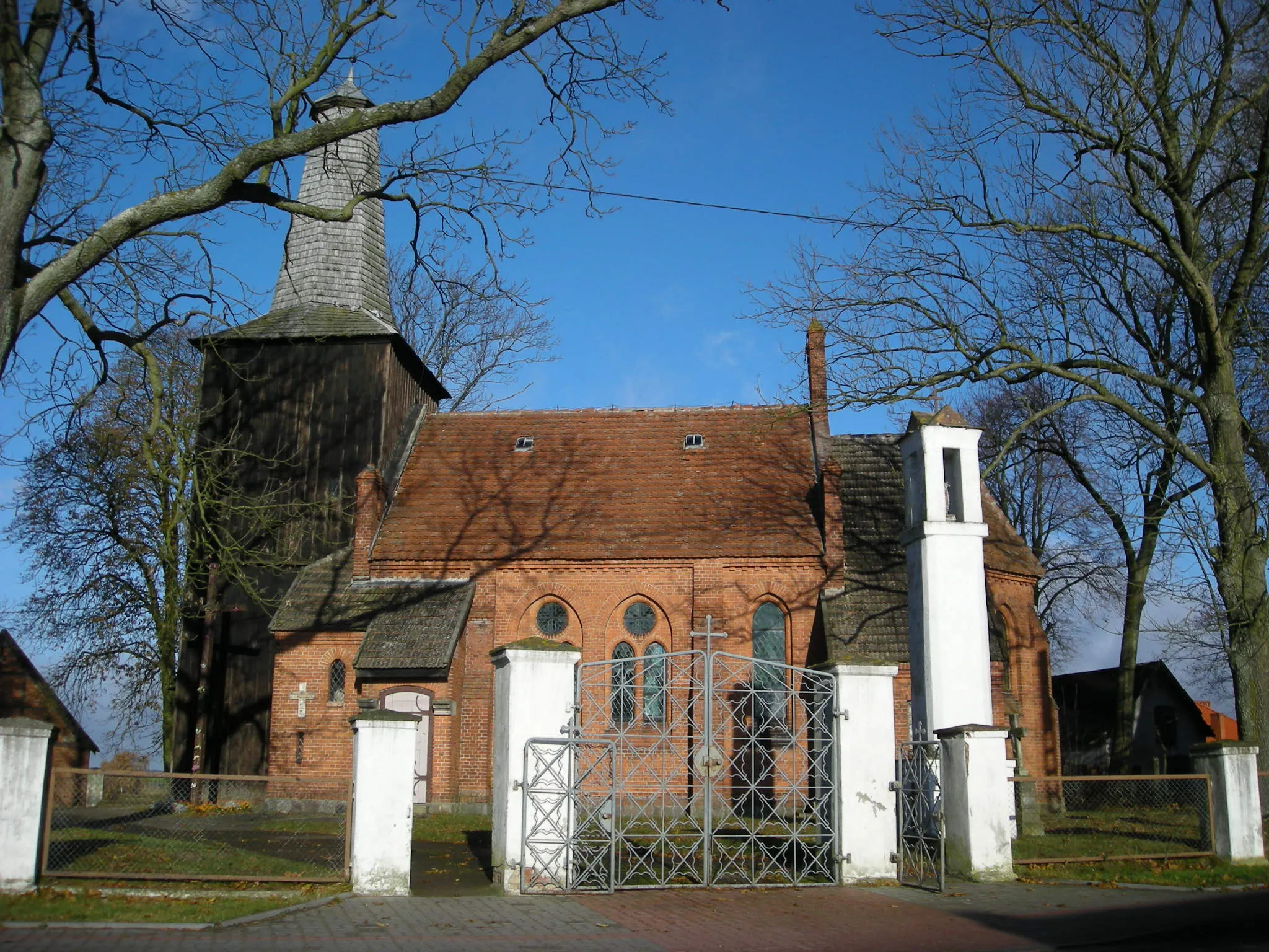 Photo showing: The church in Uniechów, Poland.