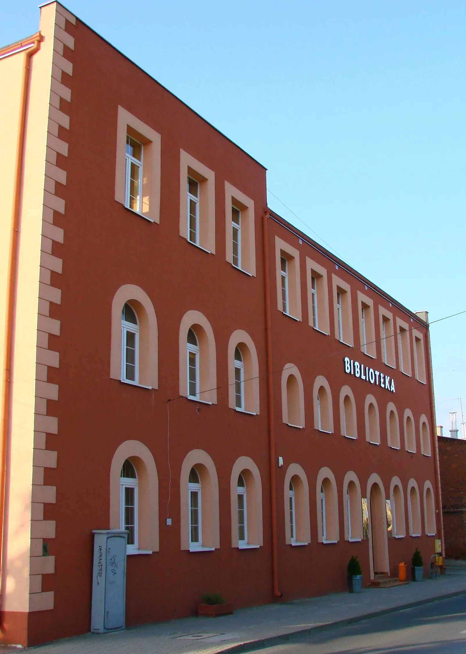 Photo showing: Biblioteka Publiczna im. J. Iwaszkiewicza, przy ul. Wojska Polskiego. Obiect in Sępólno Krajeńskie, Poland.