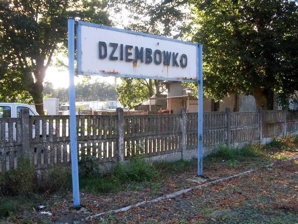 Photo showing: Dziembówko - tablica przystankowa.