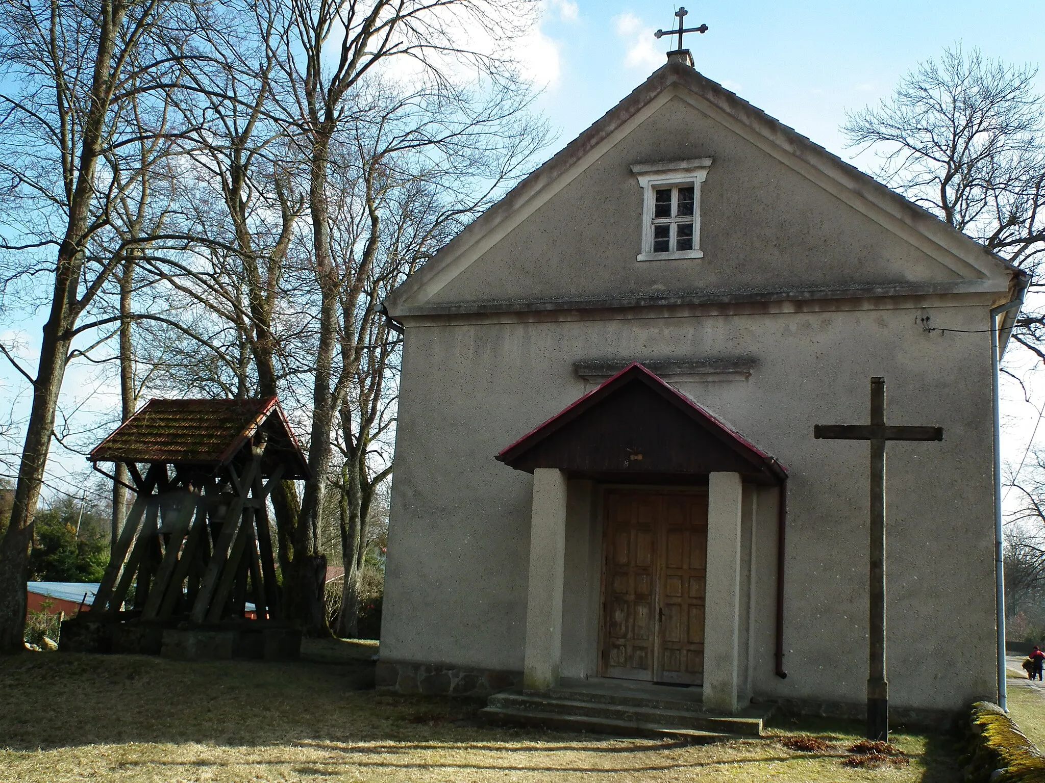 Photo showing: Chwalimie - pierwotnie kaplica cmentarna, obecnie rzymskokatolicki koścół filialny p.w. św. Stanisława Biskupa i Męczennika, 1868 (wraz z cmentarzem przykościelnym i dzwonnicą)