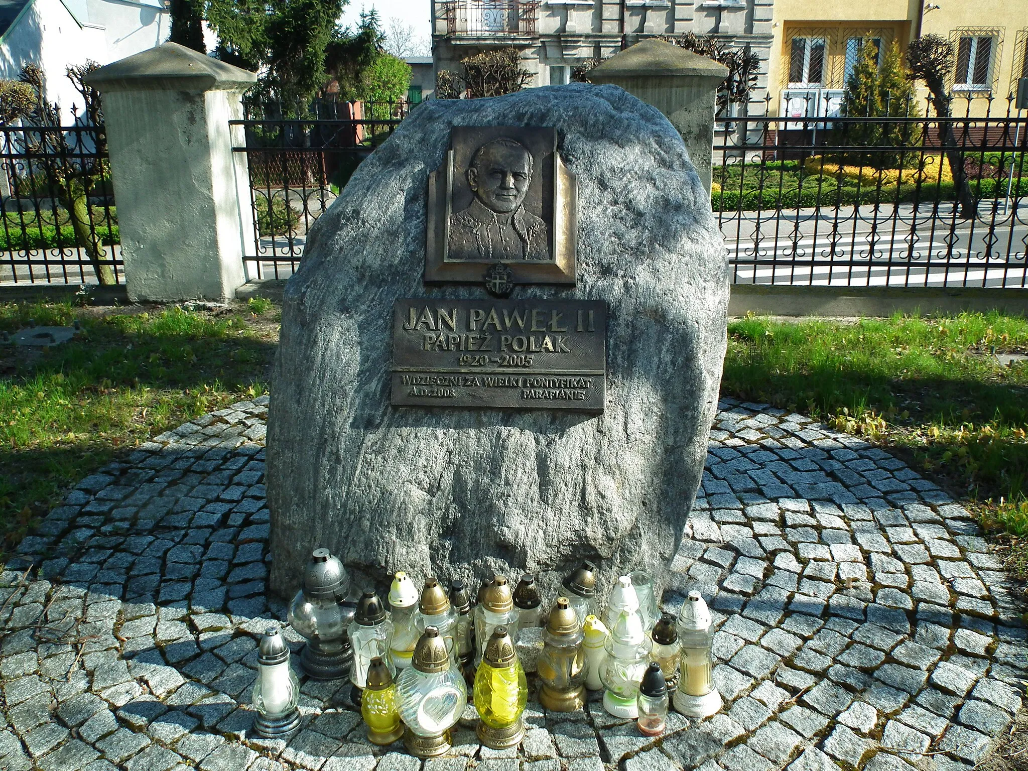Photo showing: Pomnik Jana Pawła II w Zagórowie, przy kościele.