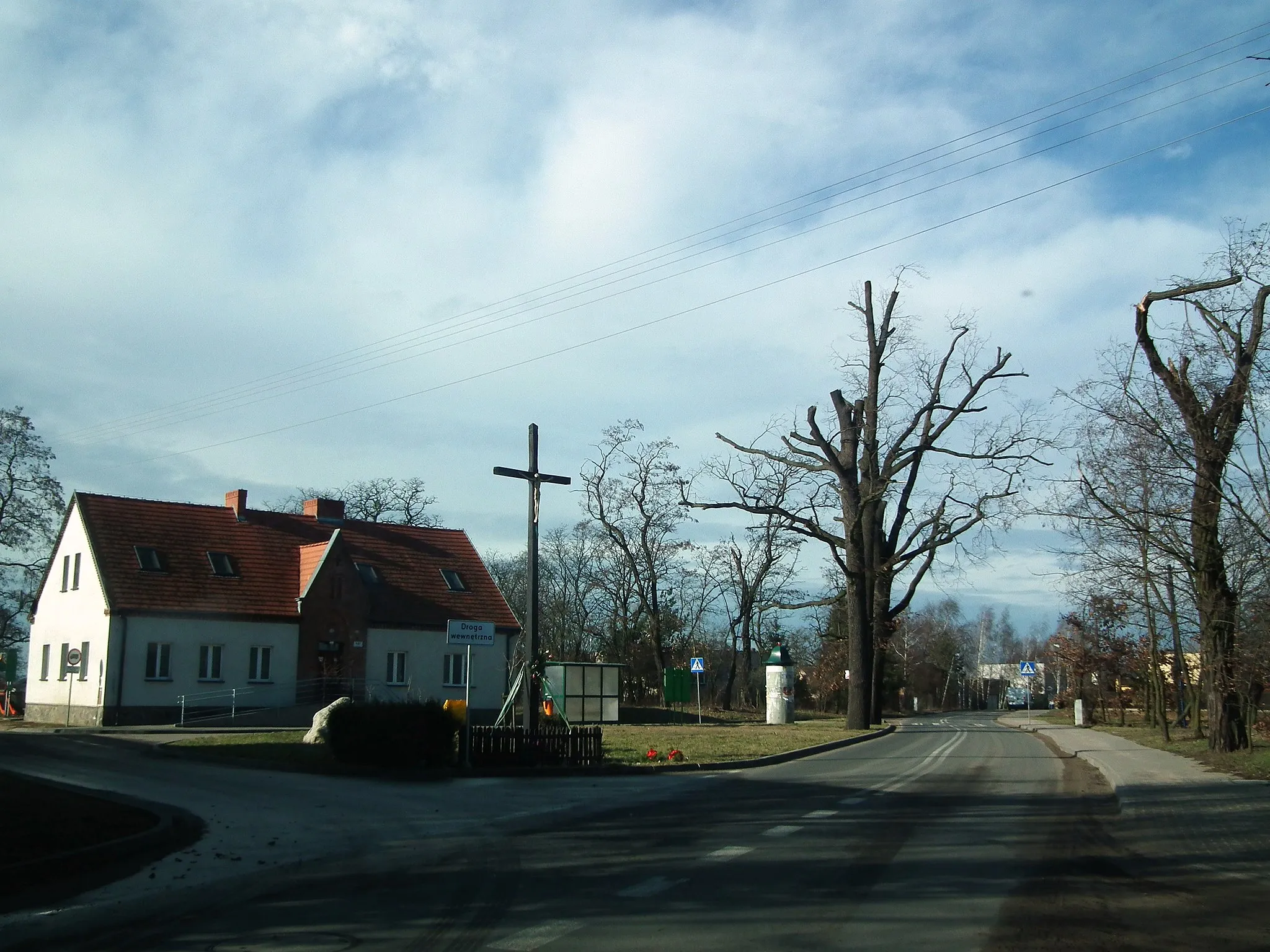Photo showing: Stara część Wysogotowa z d. budynkiem szkolnym.
