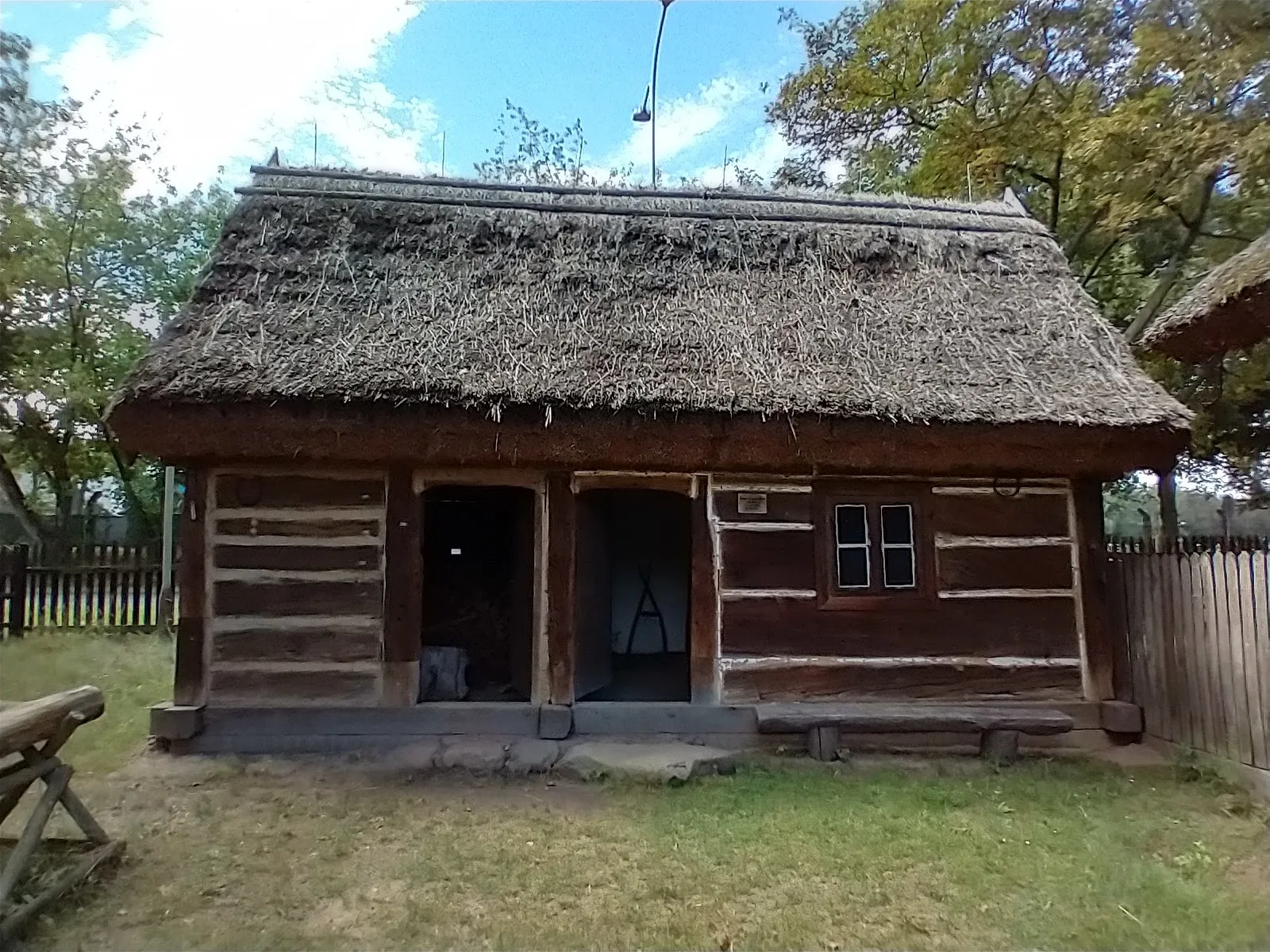 Photo showing: Chałupa parobka z Tuchorzy w Skansenie w Wolsztynie.