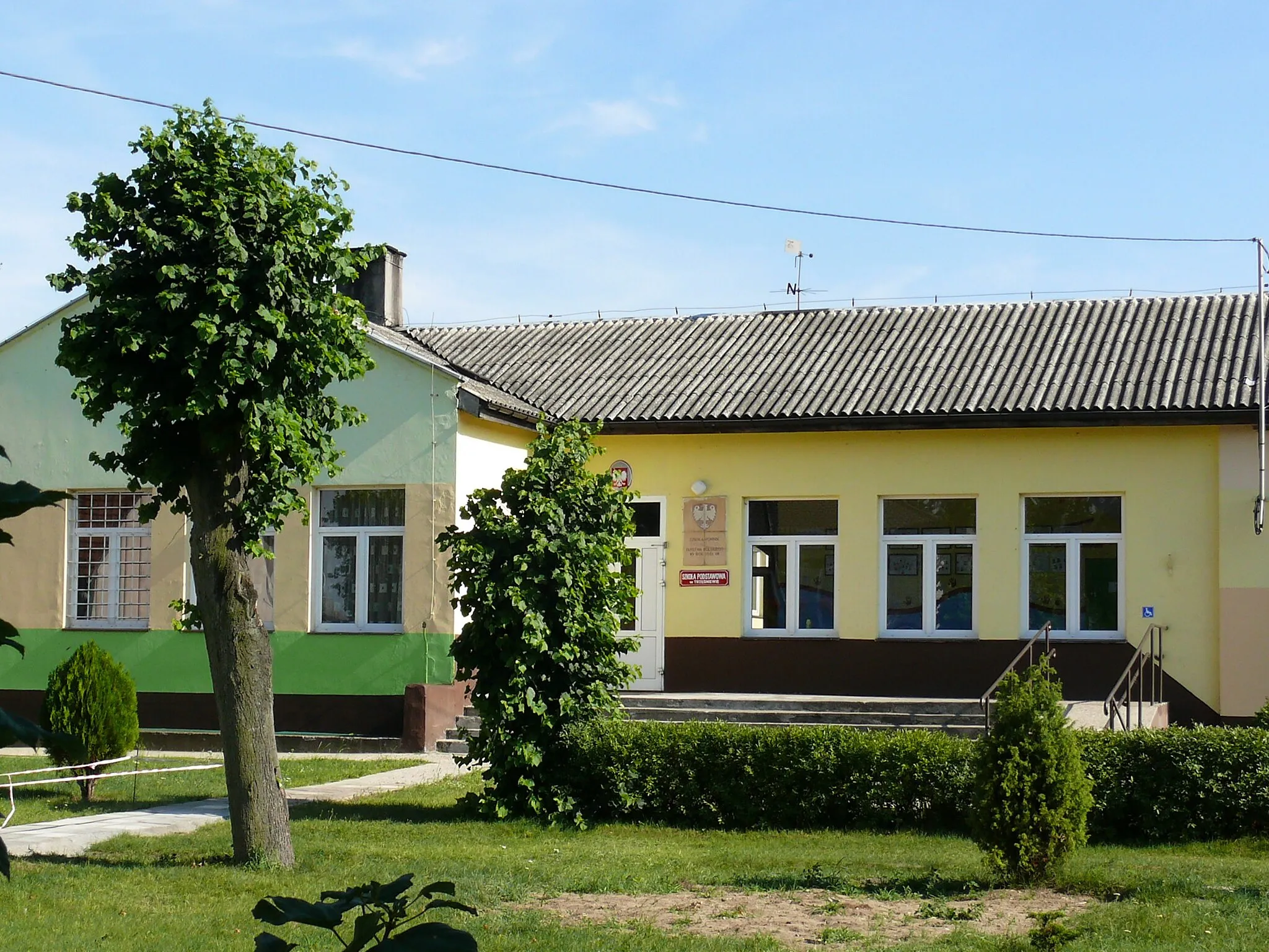 Photo showing: gmach Szkoły Podstawowej w Trzęśniewie