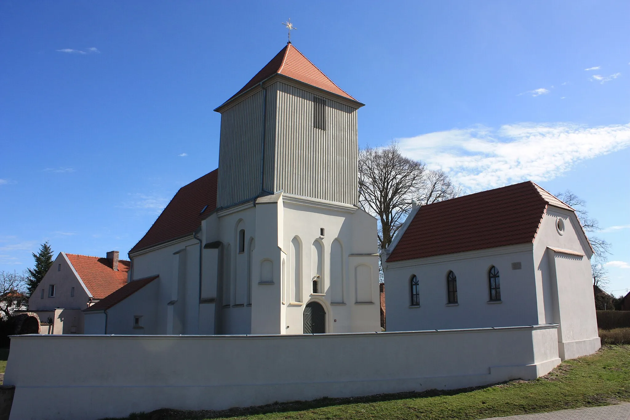 Photo showing: Kościół Wszystkich Świętych w Tarnowie Podgórnym. Widok od strony parku.