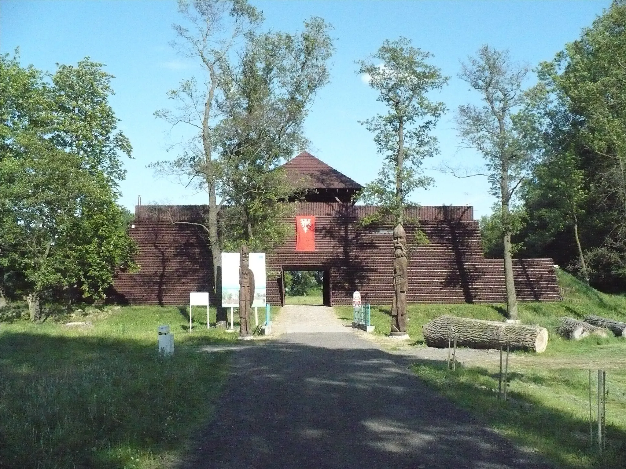 Photo showing: Castle in Grzybowo - Early medieval Grzybowo (Voivodeship, Wrzesinski county, municipality of September). Castle was founded in the early tenth century. He was surrounded by a shaft measuring 16 m in height.