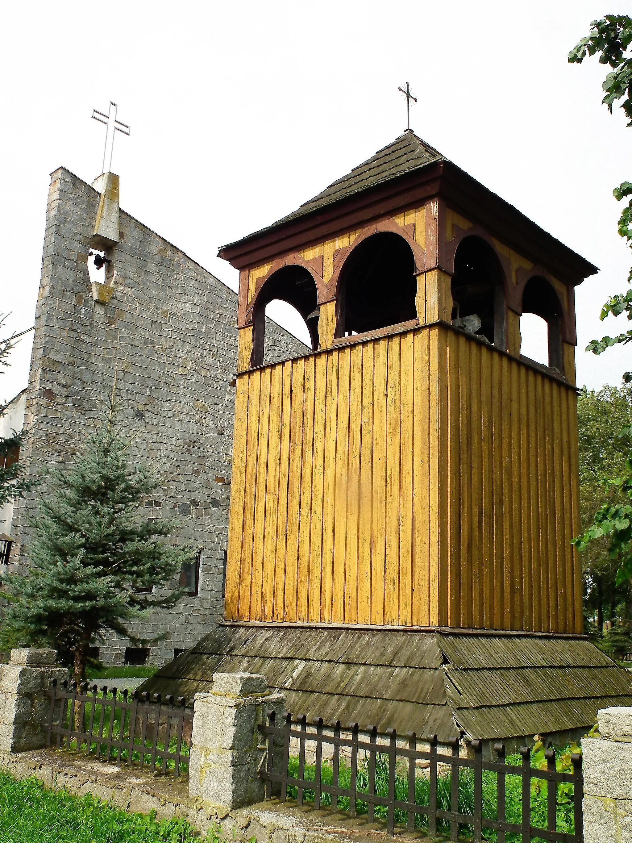 Photo showing: Kościół w Sędzinach. Dzwonnica.
