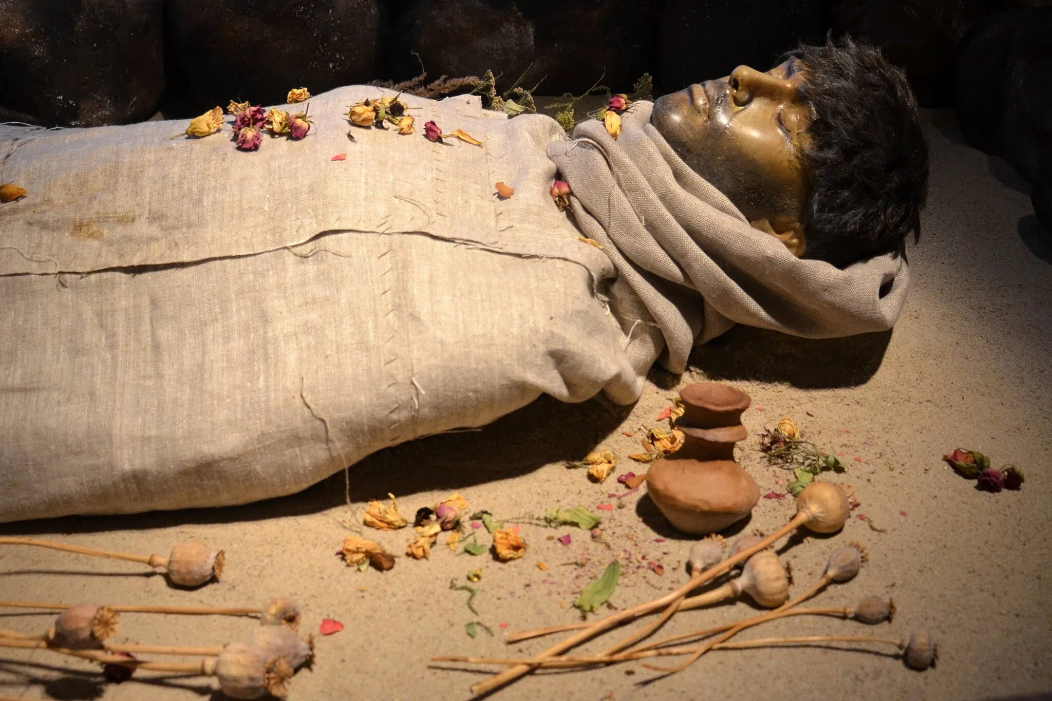 Photo showing: Reconstructed Kuyavian burial in stone setting from long barrow at Sarnowo