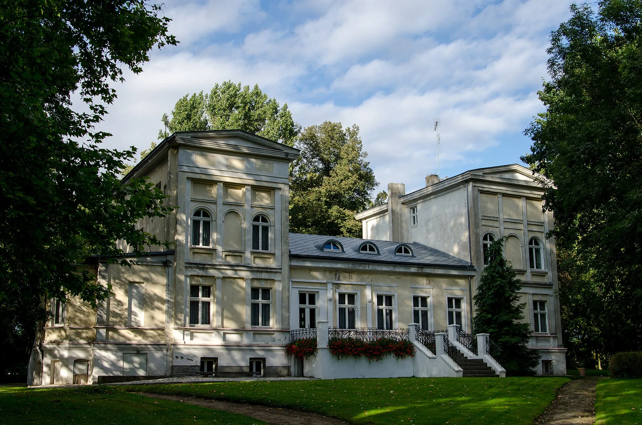 Photo showing: Sapowice, ul. Jeziorna - zespół pałacowy z połowy XIX w.: pałac, park (zabytek nr 1786/A)