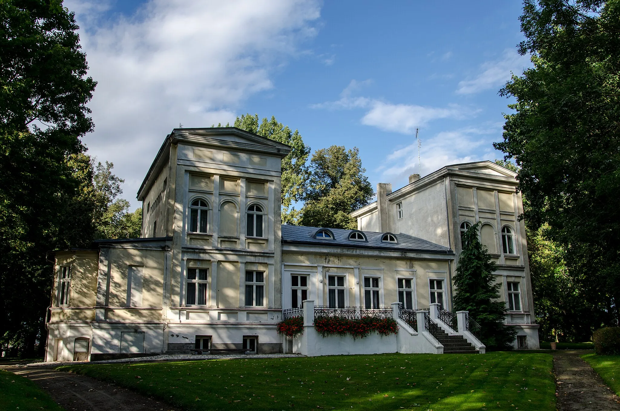 Photo showing: Sapowice, ul. Jeziorna - zespół pałacowy z połowy XIX w.: pałac, park (zabytek nr 1786/A)