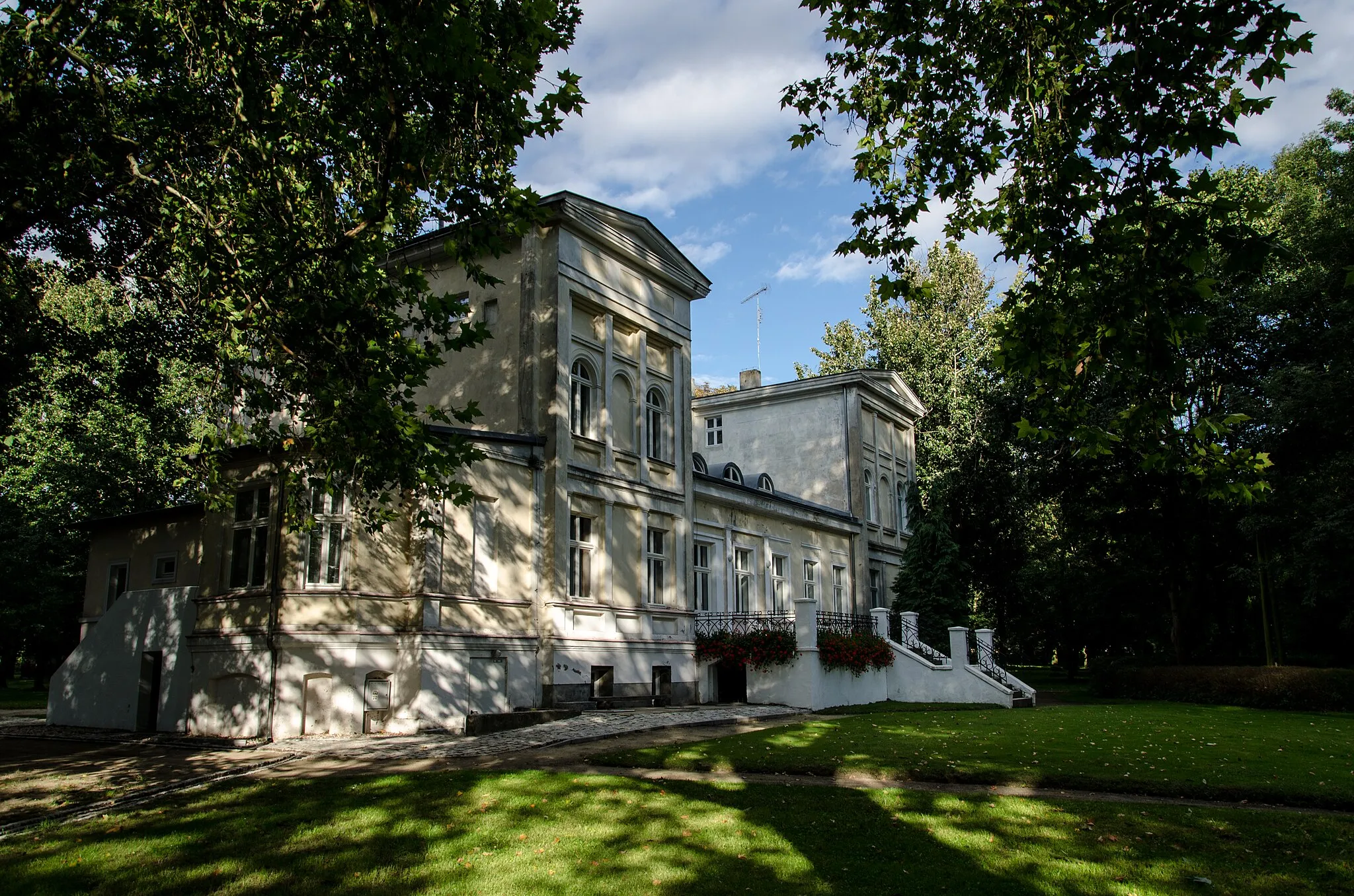 Photo showing: Sapowice, ul. Jeziorna - zespół pałacowy z połowy XIX w.: pałac, park (zabytek nr 1786/A)