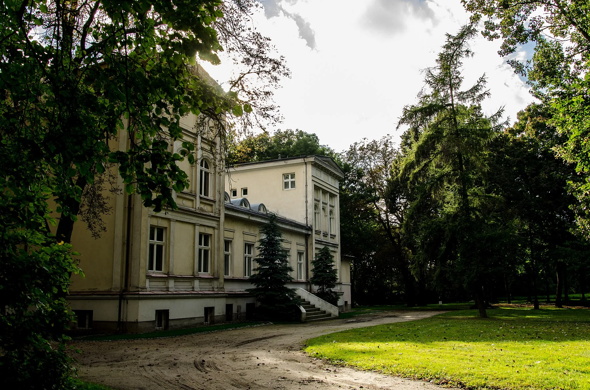 Photo showing: Sapowice, ul. Jeziorna - zespół pałacowy z połowy XIX w.: pałac, park (zabytek nr 1786/A)