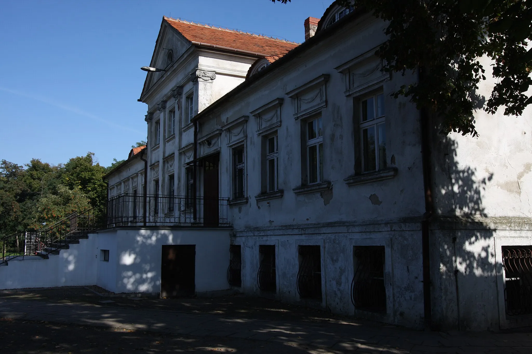 Photo showing: Rudniki, dwór, mur., ok. 1925