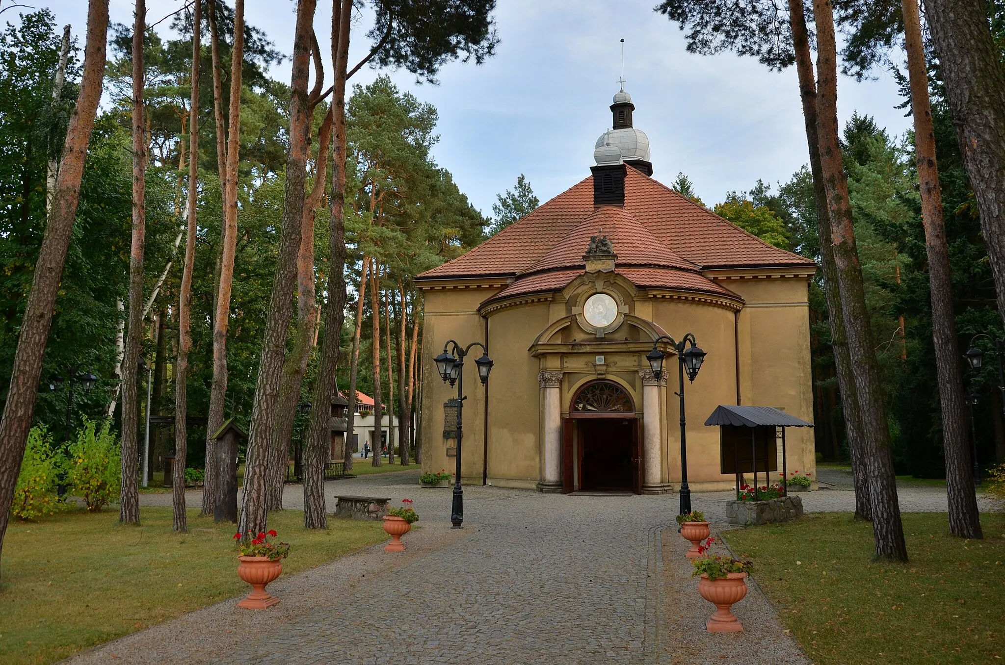 Photo showing: zespół kościoła parafialnego z lat 1923-1928, kościół pw. Matki Boskiej Wniebowziętej, cmentarz kościelny, plebania, ogród plebański
Puszczykowo, ul. Kościelna 1, Puszczykowo