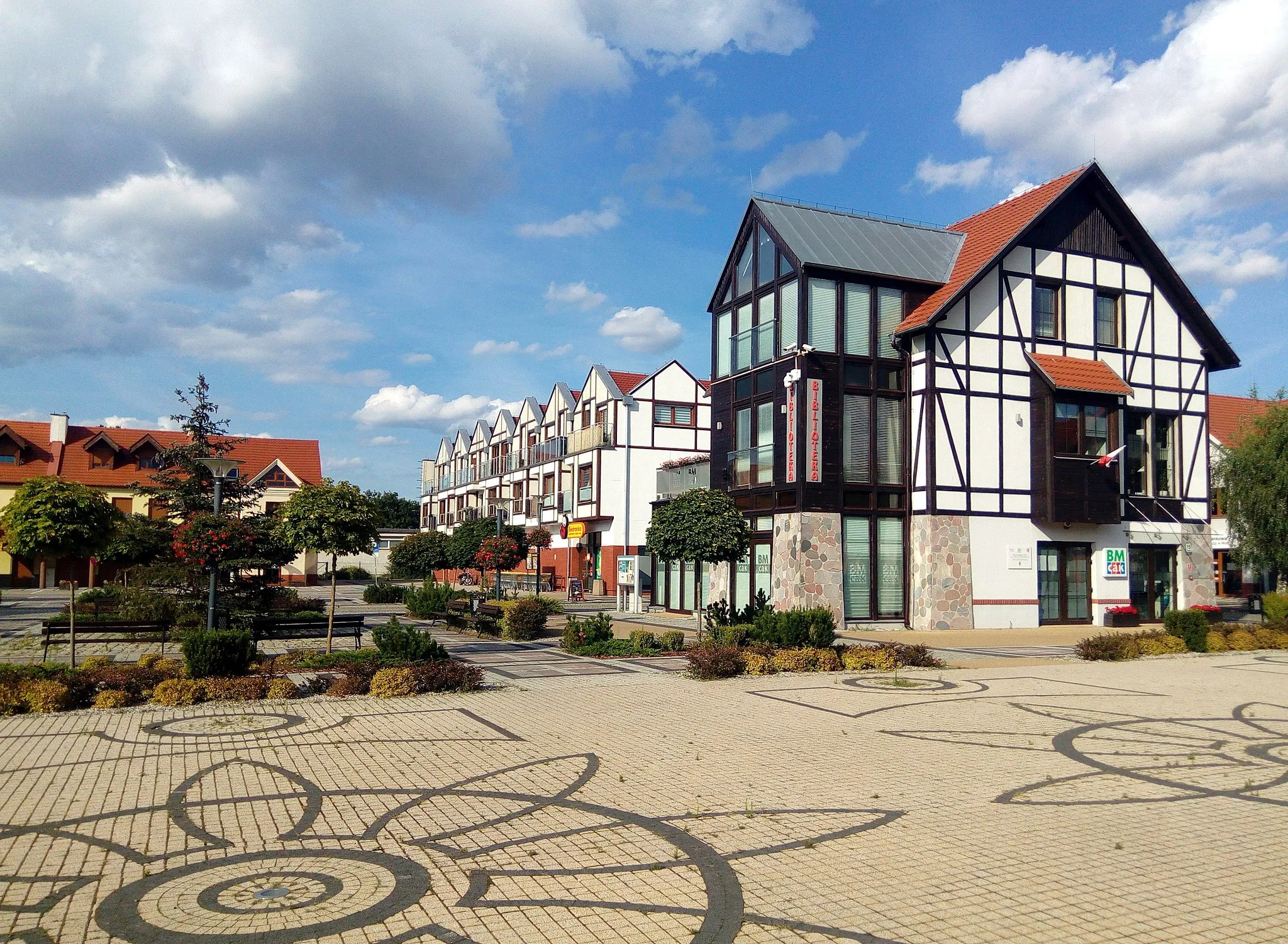 Photo showing: Market Square in Puszczykowo near Poznan, western Poland, with the historicist architecture from the years 2002-2012.