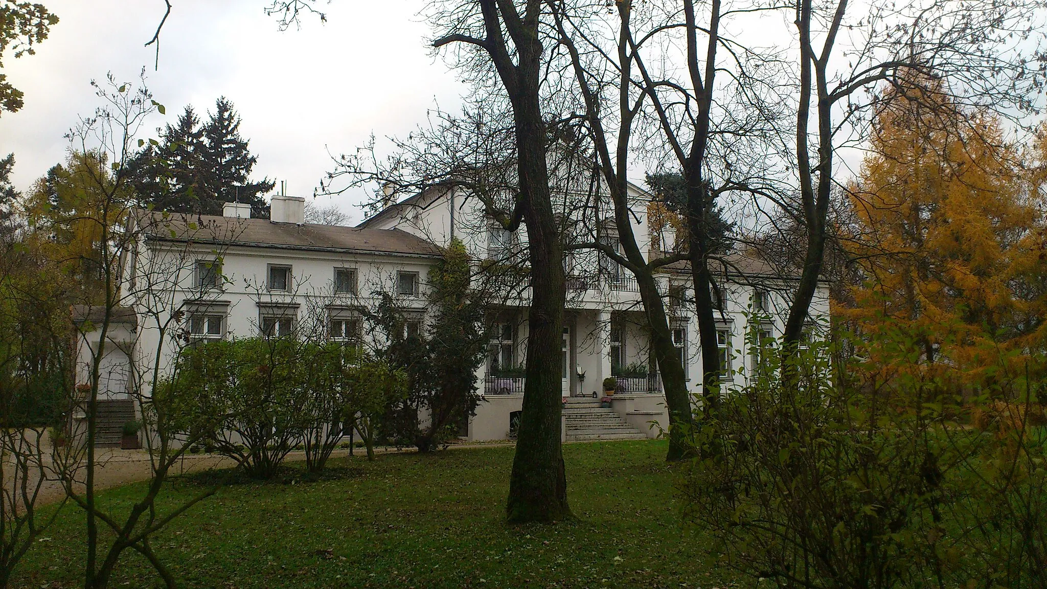 Photo showing: Manor house in Podstolice - from afar