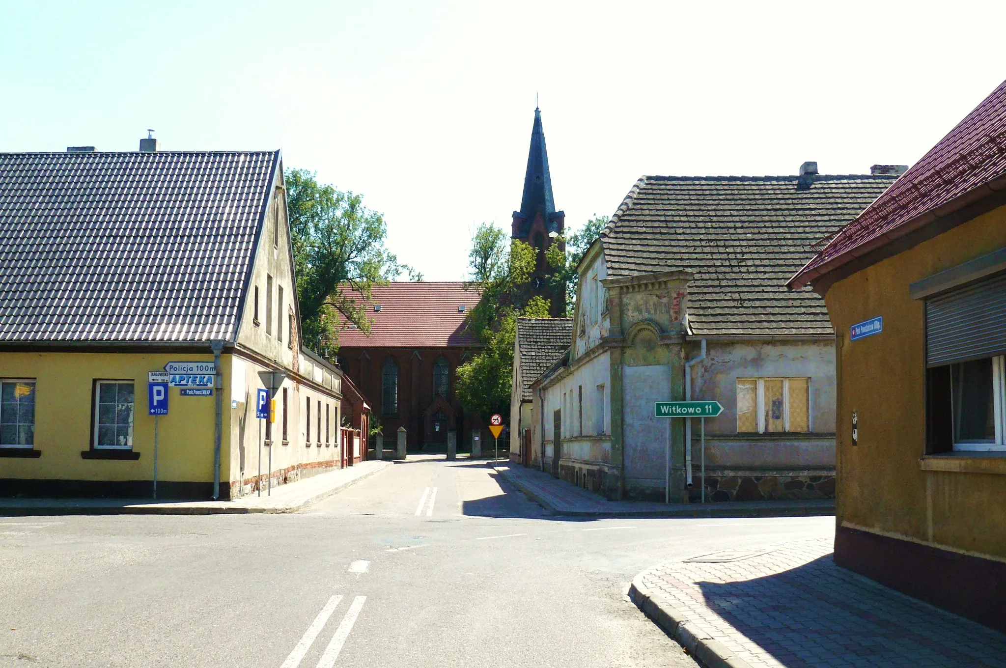 Photo showing: Powidz - Market Square and Church.