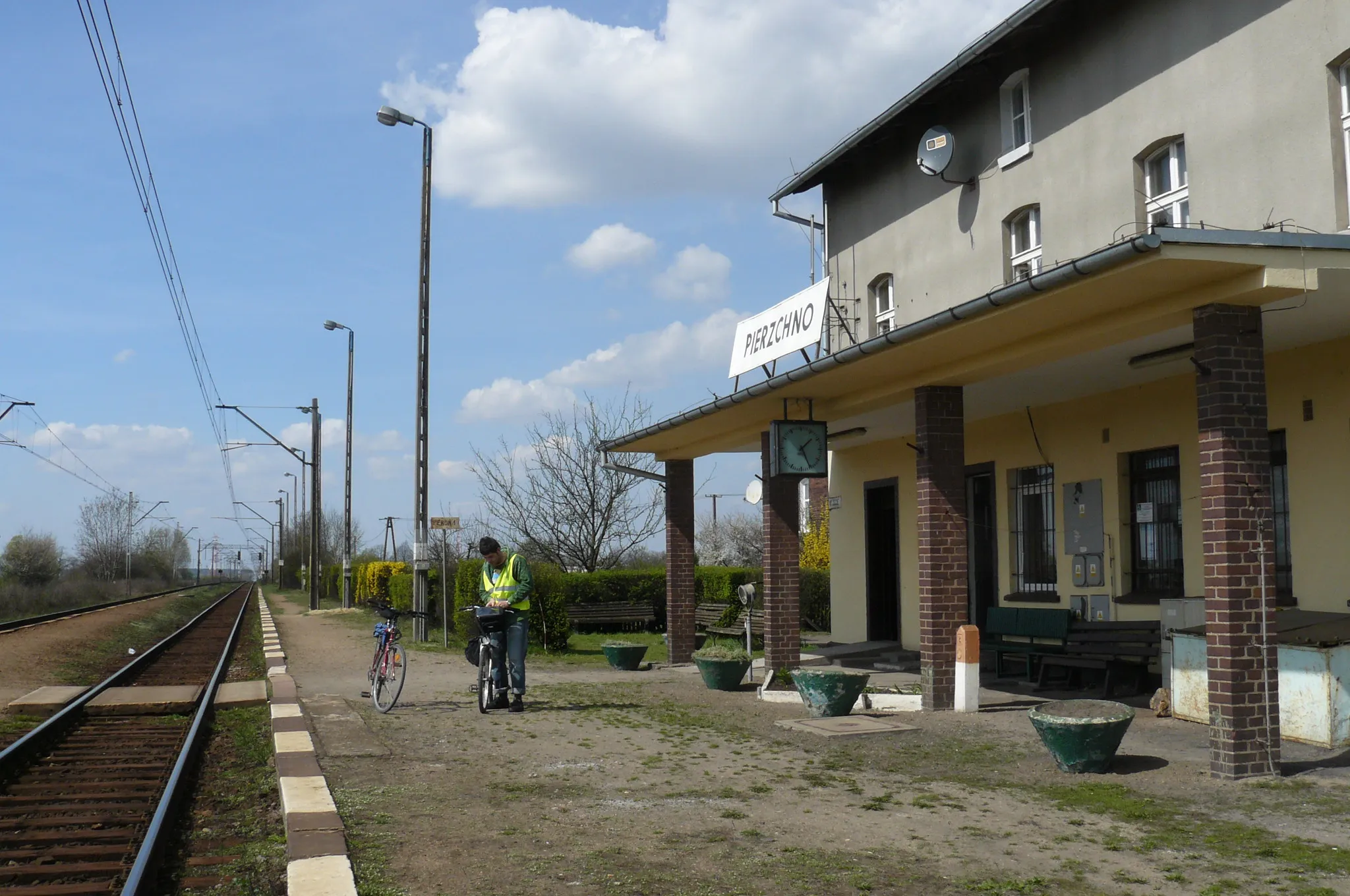 Photo showing: Pierzchno Rail Station.