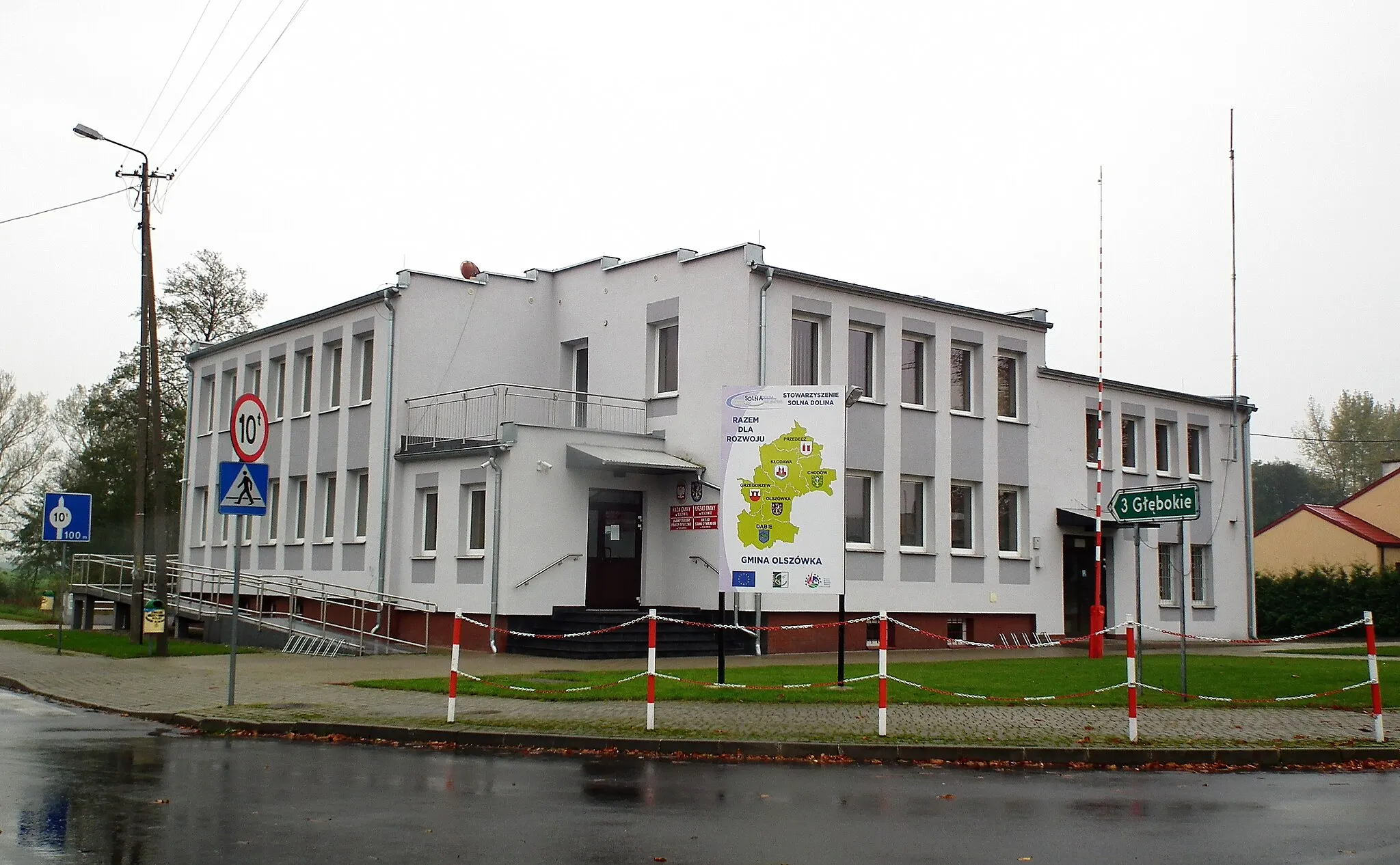 Photo showing: Budynek UG w Olszówce i tablica inform.