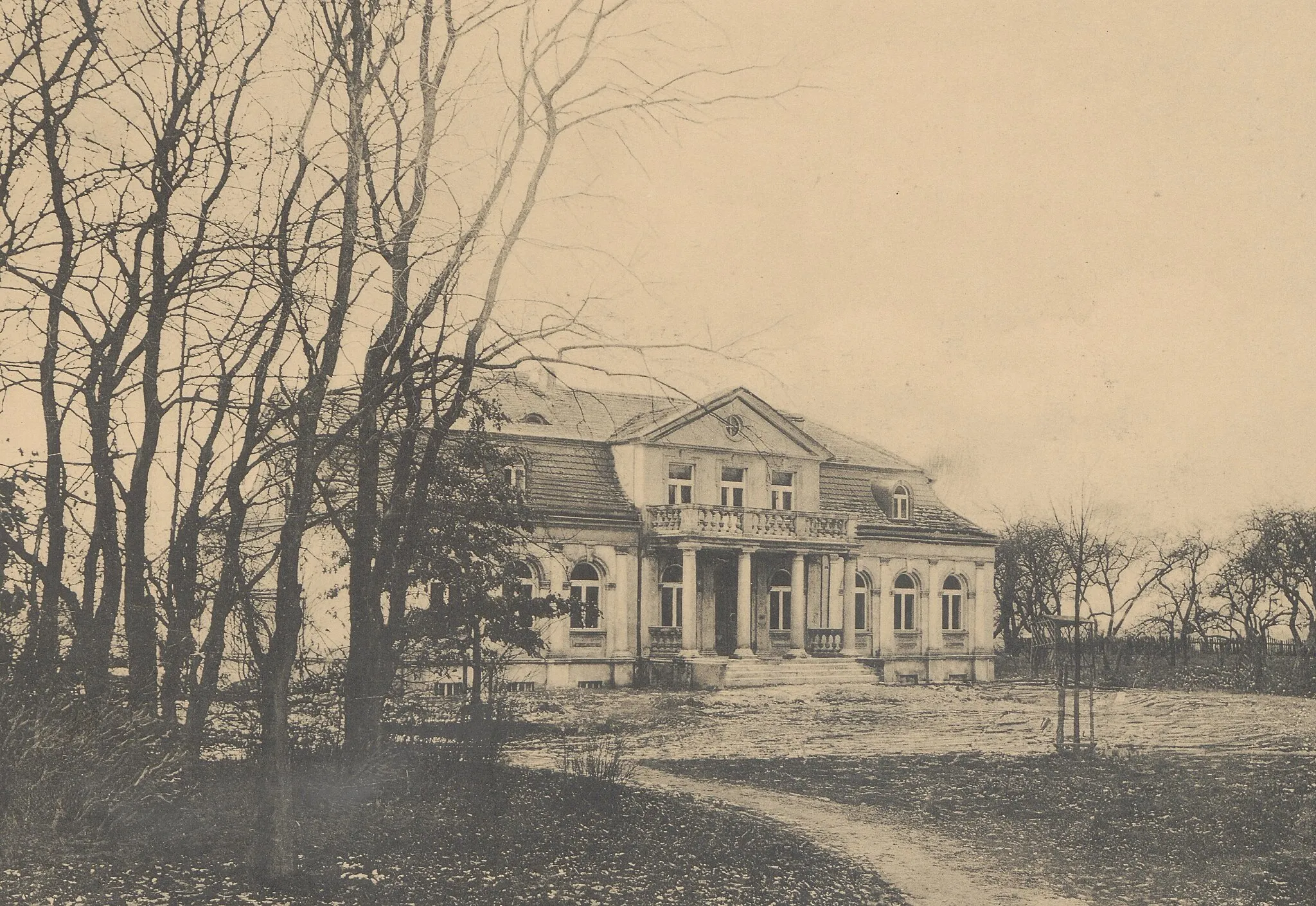 Photo showing: Adres wydawniczy: Poznań : L. Durczykiewicz w Czempiniu, 1912 (Poznań : "Praca") Opis fizyczny: 42 s., [121] s. fot. ; 36 cm