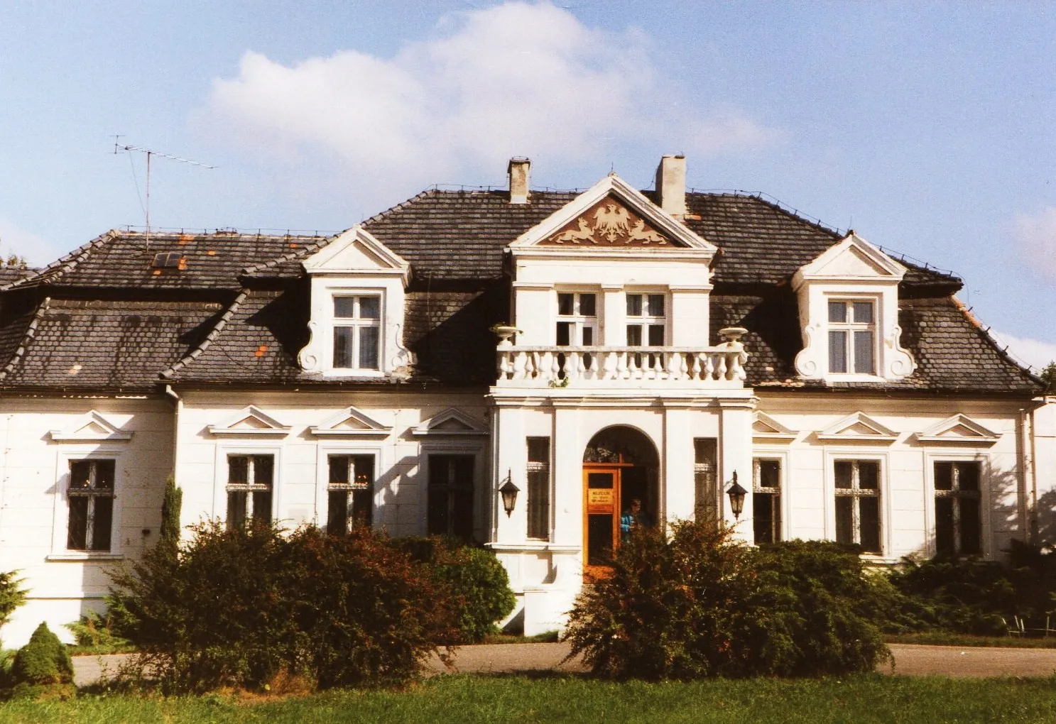 Photo showing: Dwór w Manieczkach. 1993r.