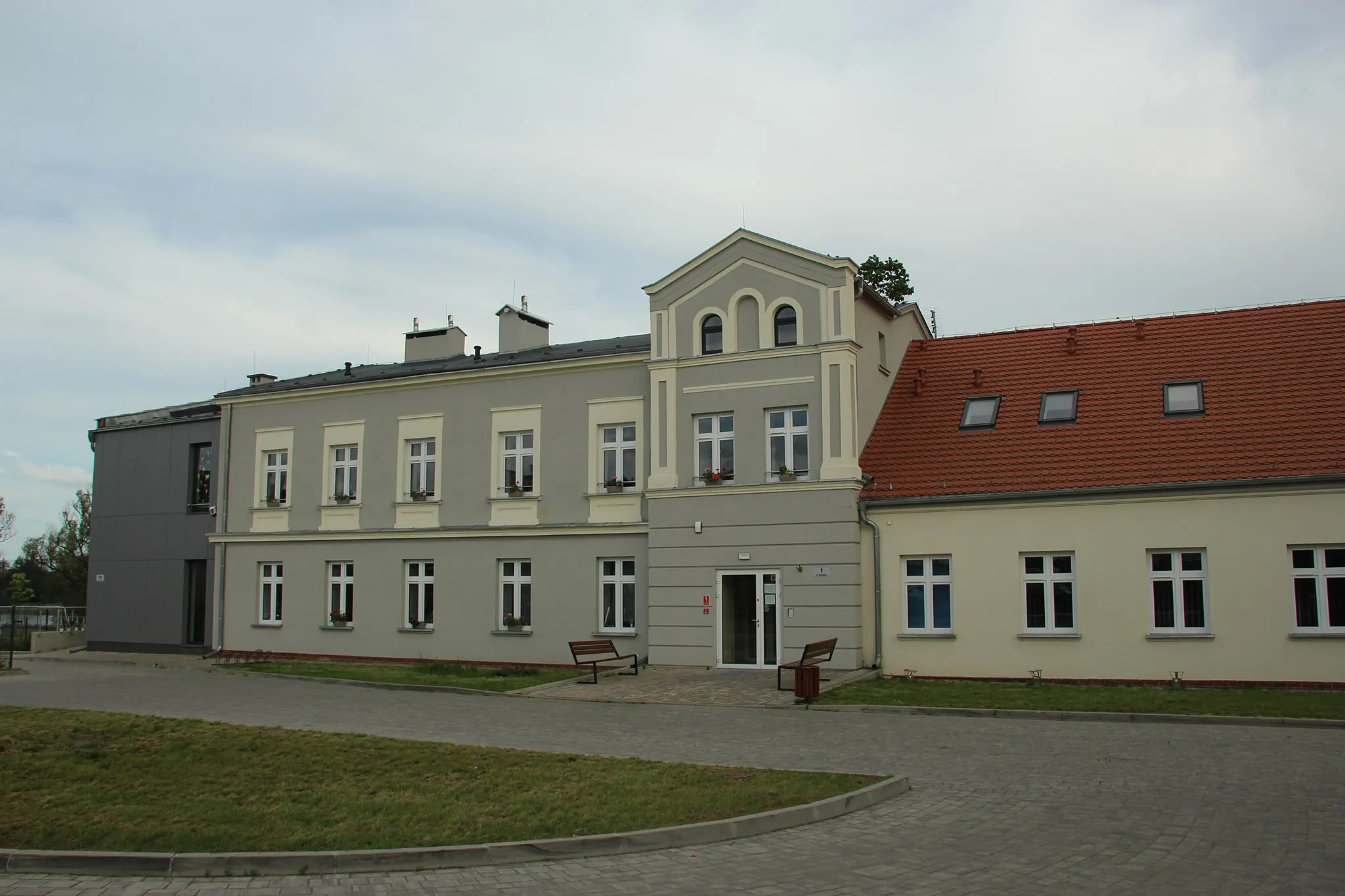 Photo showing: Manor house in Lusówko (05.2019)