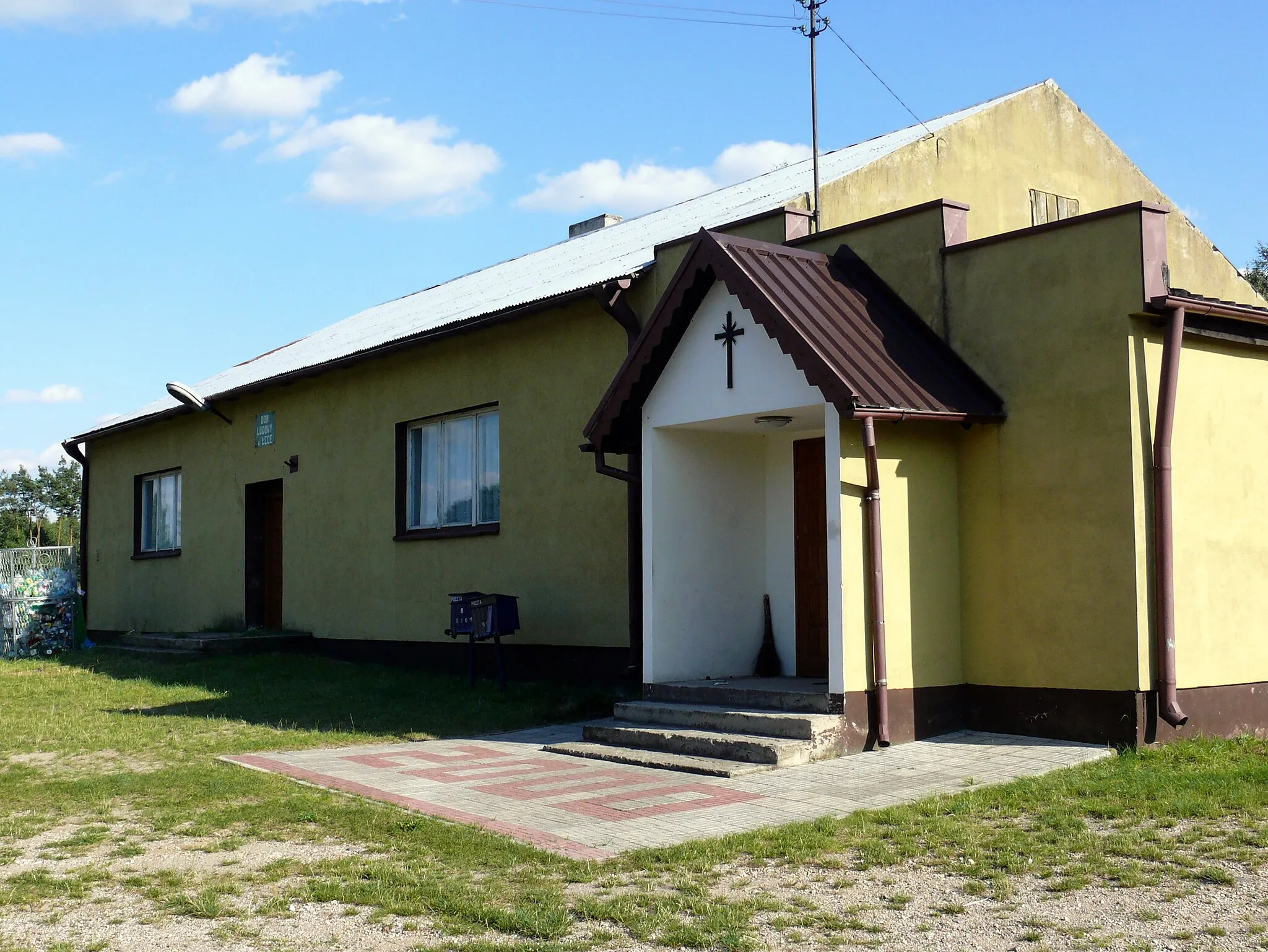 Photo showing: Dom Ludowy oraz kaplica filialna w Łęce