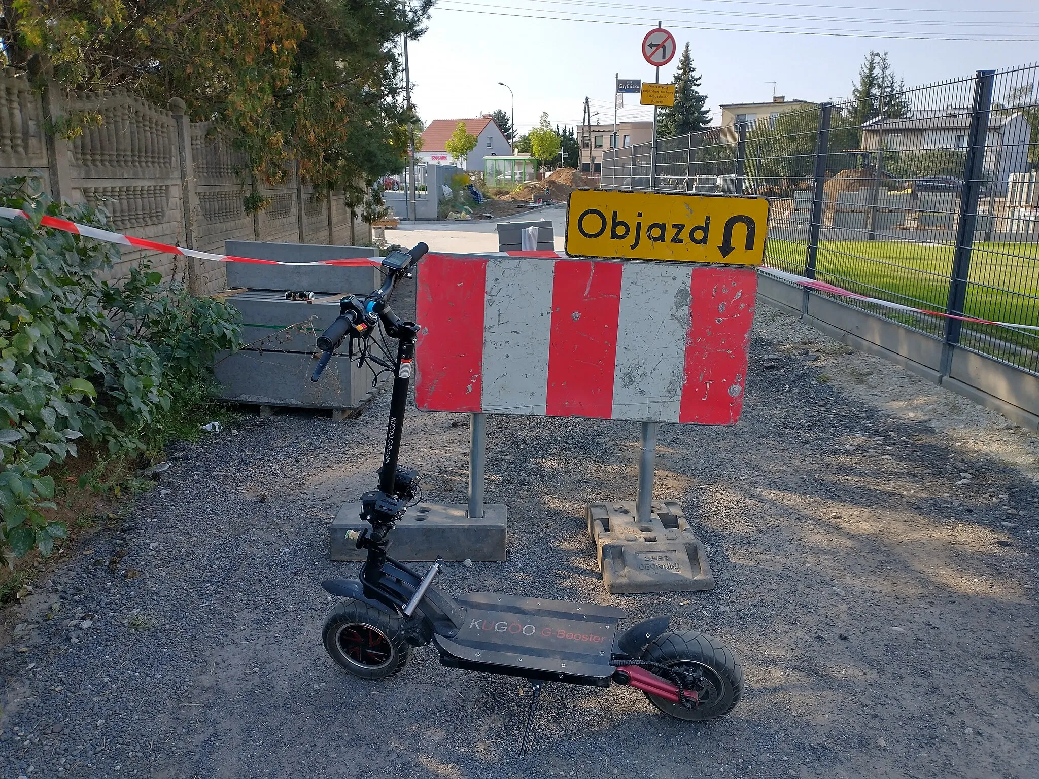 Photo showing: Hulajnoga Kugoo G Booster w Poznaniu - ul. Szczecińska.