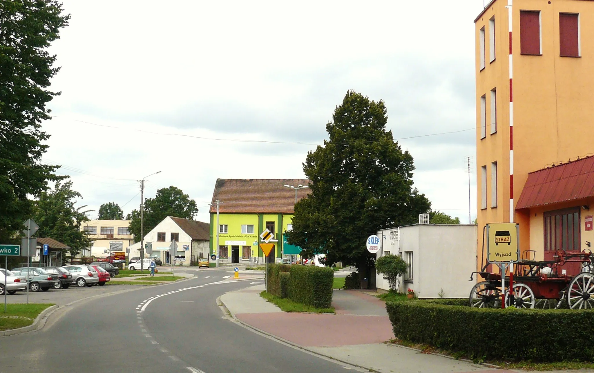 Photo showing: Kuslin - center of village.