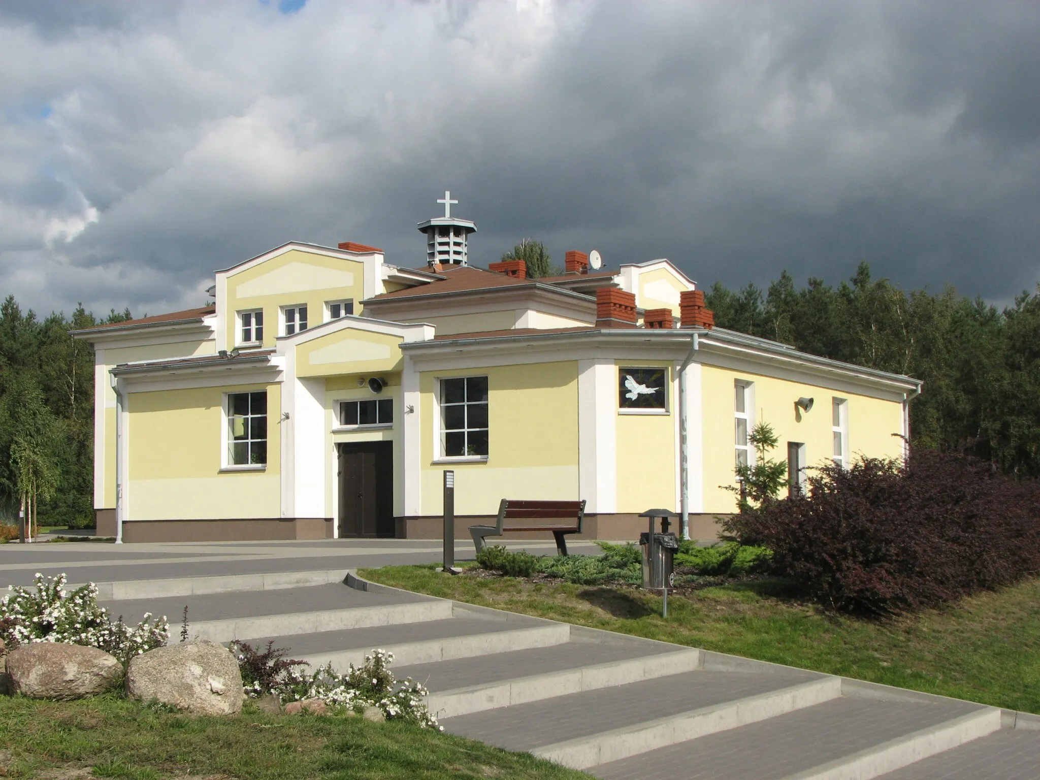 Photo showing: Kaplica parafialna Matki Bożej Fatimskiej w Koziegłowach (powiat poznański), na osiedlu Leśnym.