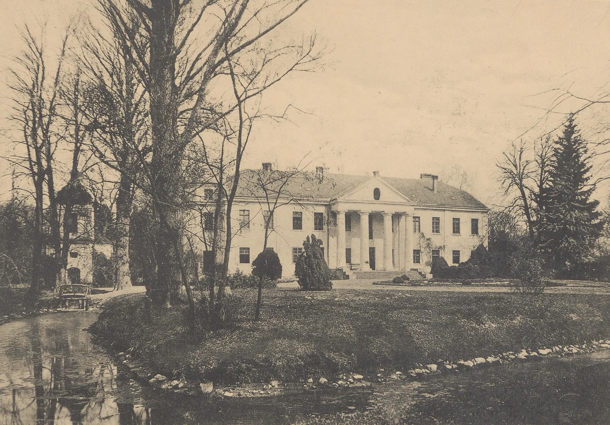 Photo showing: Adres wydawniczy: Poznań : L. Durczykiewicz w Czempiniu, 1912 (Poznań : "Praca") Opis fizyczny: 42 s., [121] s. fot. ; 36 cm