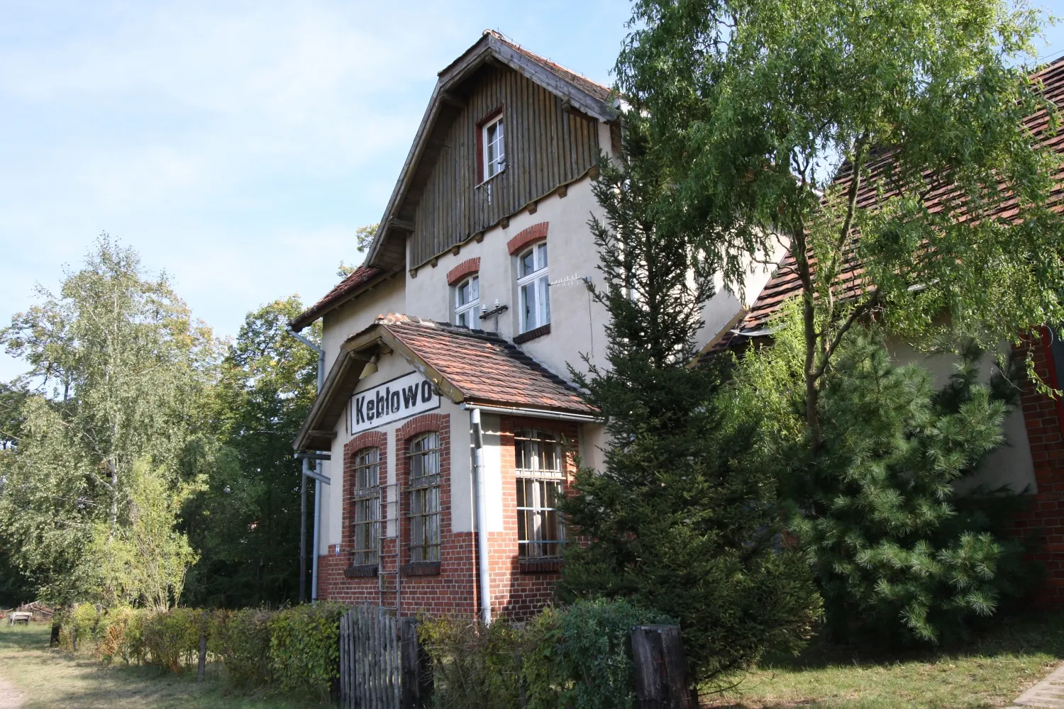 Photo showing: Kębłowo, dworzec PKP, mur., 1906, ul. Rauera 3