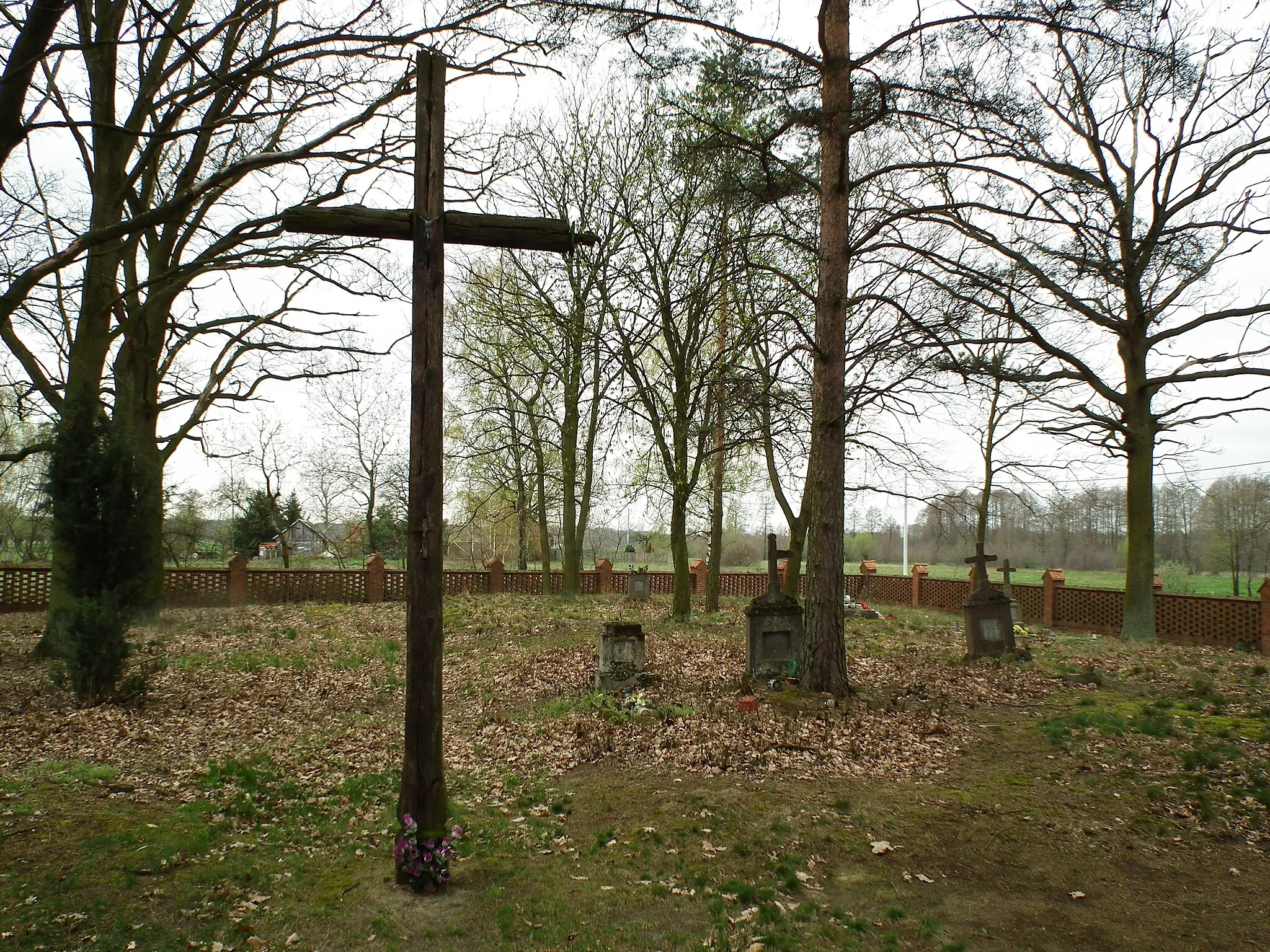 Photo showing: Przykościelny cmentarz ewangelicki w Nowej Kaźmierce.