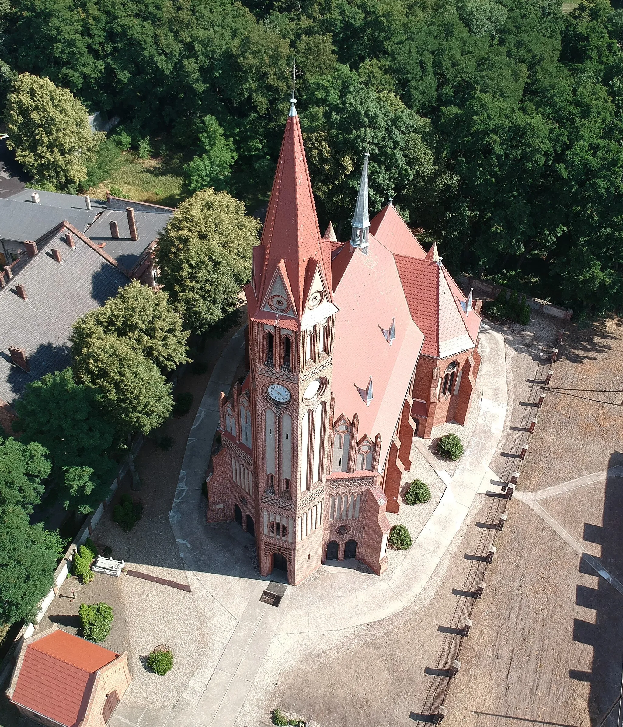 Photo showing: Obiekt kościoła z góry