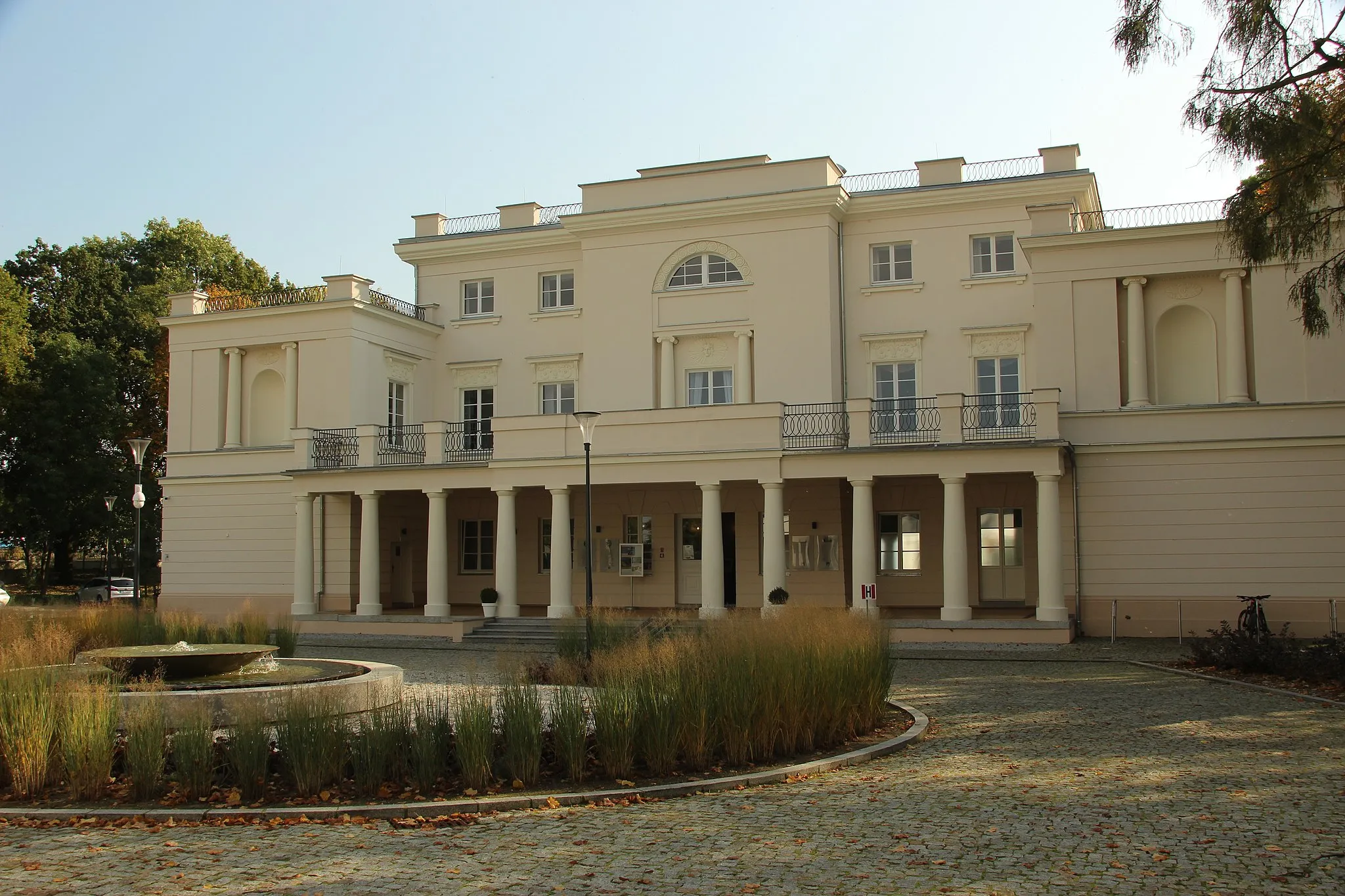 Photo showing: Pałac w Jankowicach, stan na rok 2019 (widok od strony wejścia głównego)