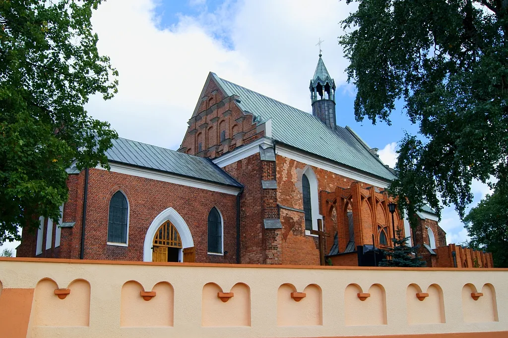 Photo showing: Izbica Kujawska - kościół p.w. Wniebowzięcia NMP, XV, pocz. XX w.