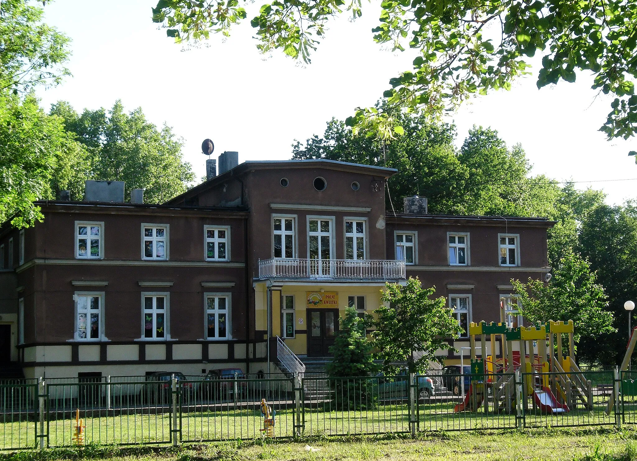 Photo showing: Kindergarten "Polne Kwiatki" in Gutowo Małe seen in front